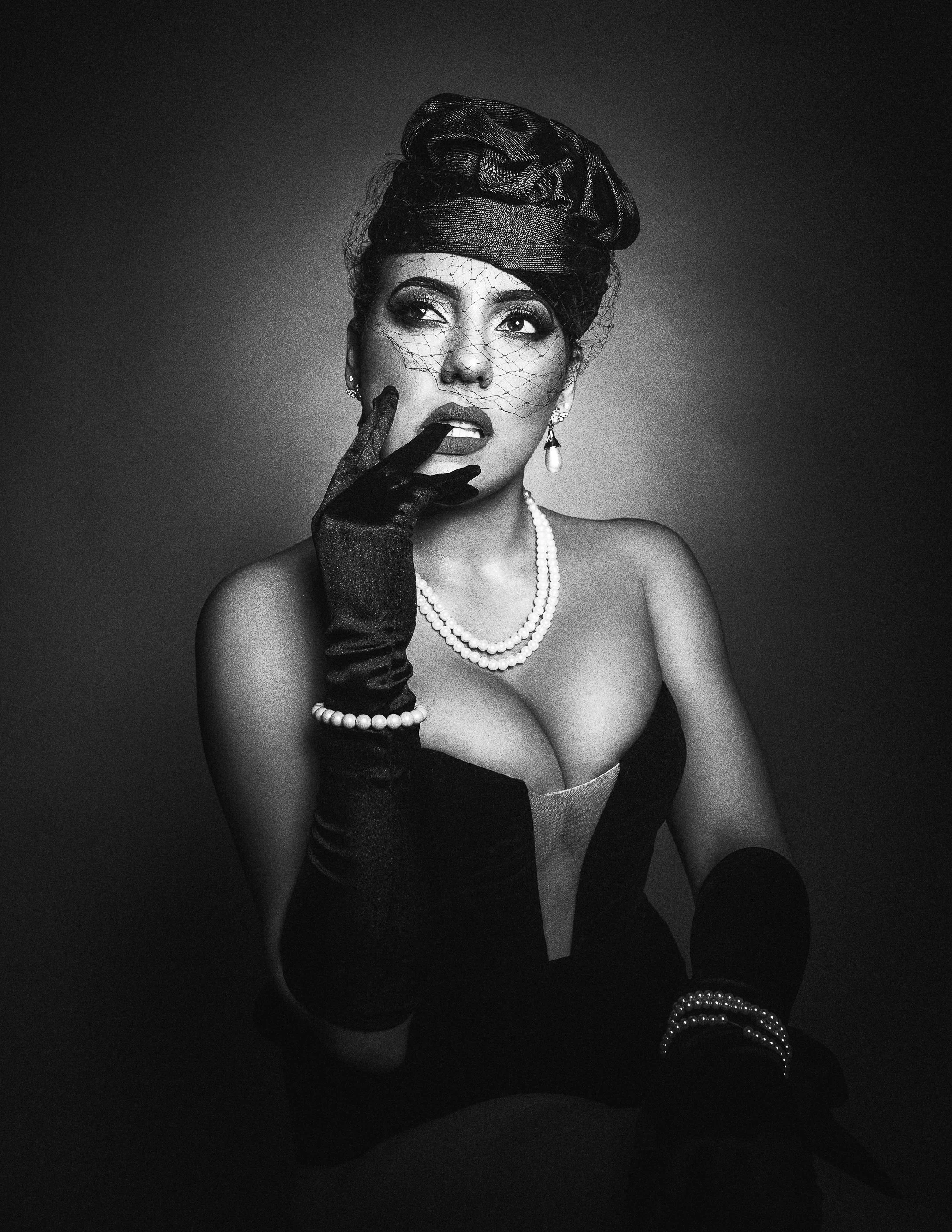 black-and-white-glamour-portrait-veil-marysville-wa.jpg
