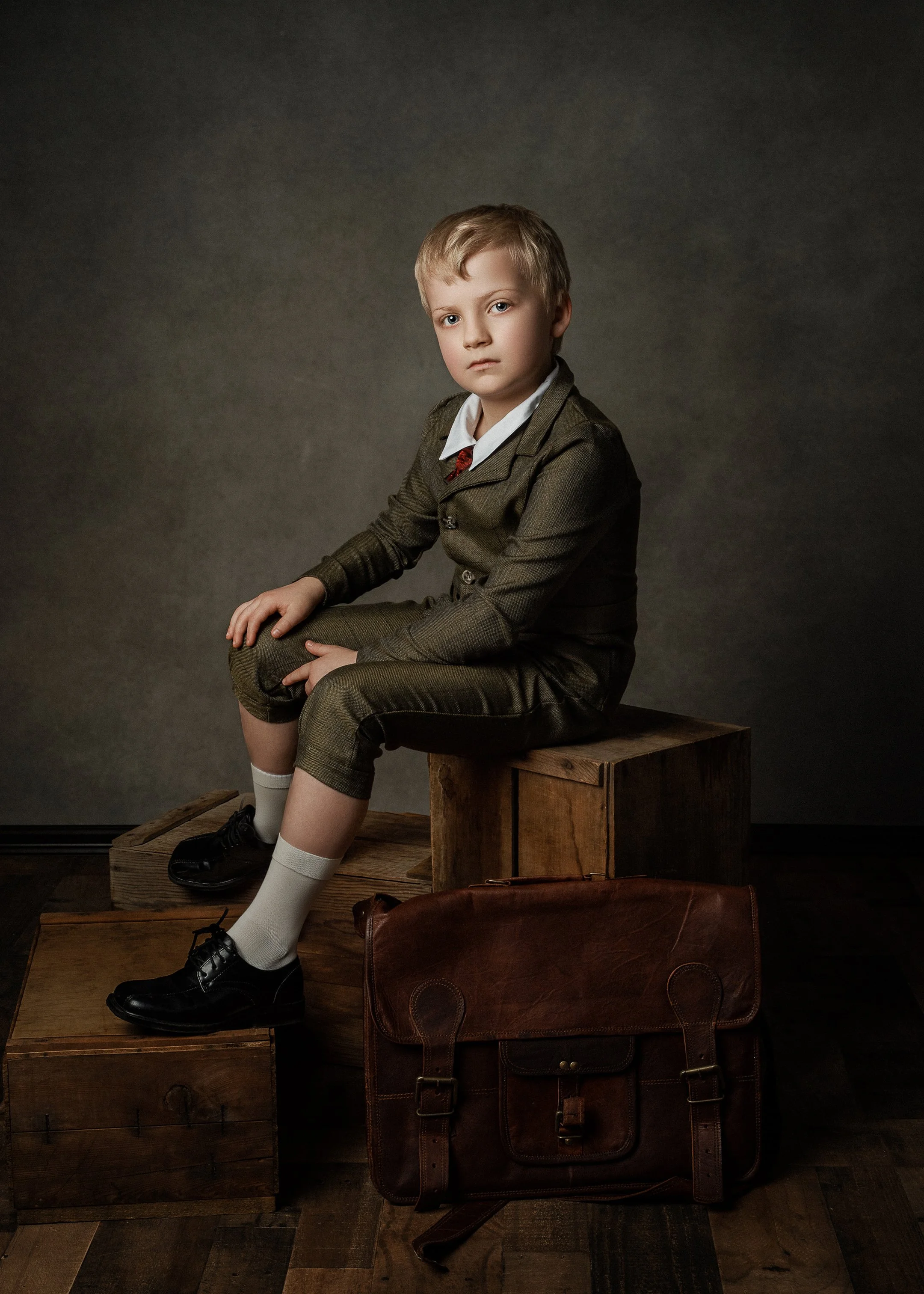 retrato fine art infantil con iluminacion cinematografica en lima peru.jpg