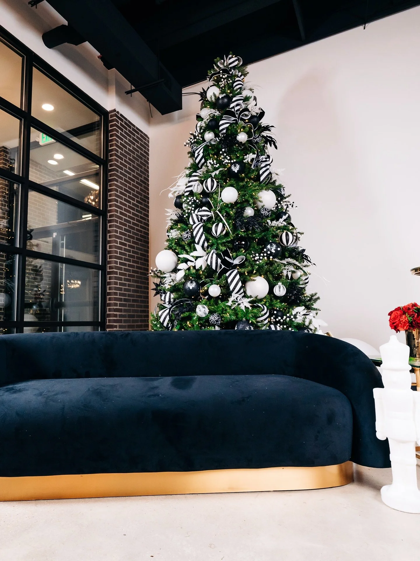 Holiday party season is here and it&rsquo;s time to upgrade from fluorescent lights to festive ones! ✨

Imagine this: twinkling lights, a cocktail in hand, a delicious @xquisitecatering_by_feliciac spread, and festive beats for celebrating all night 