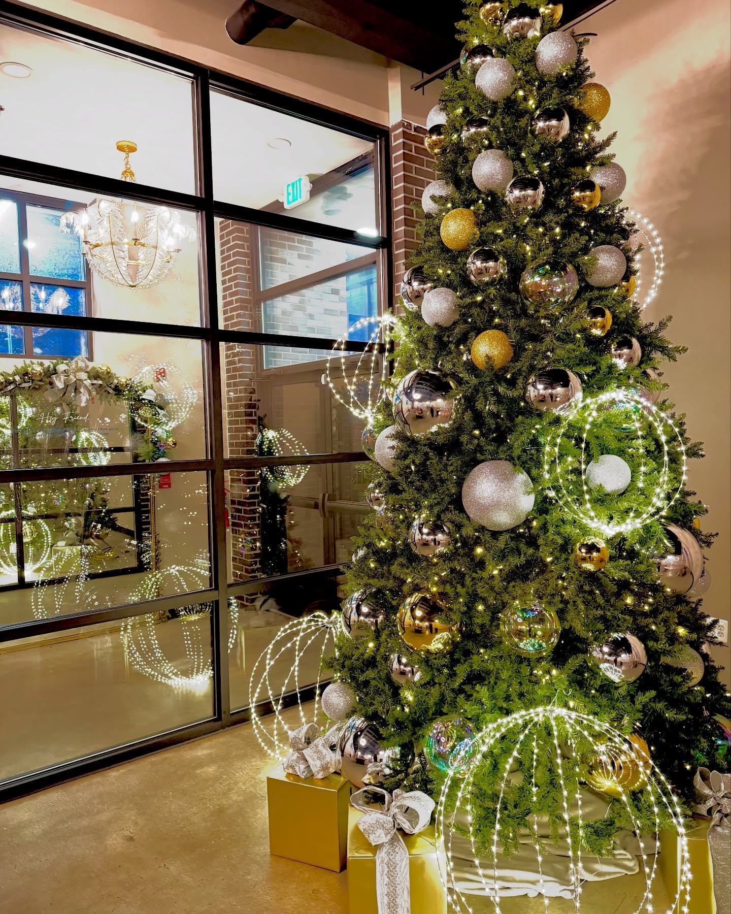 Our Christmas tree is officially up and holiday magic has arrived at Slate! 🎄✨ 

Our space is giving cozy, sparkly and ready-to-host-your-best-celebration-ever energy. Who&rsquo;s ready to celebrate under these twinkling lights? ✨

#slatethevenue #e