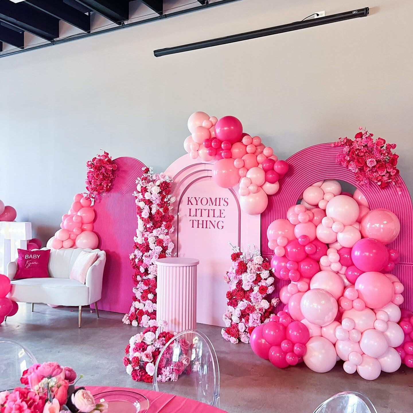 At Slate, your color story sets the tone. 🖤

Whether you&rsquo;re hosting a baby shower in soft pastels, a milestone birthday in rich jewel tones, or a sleek corporate gathering in classic black and white, our modern backdrop adapts effortlessly to 