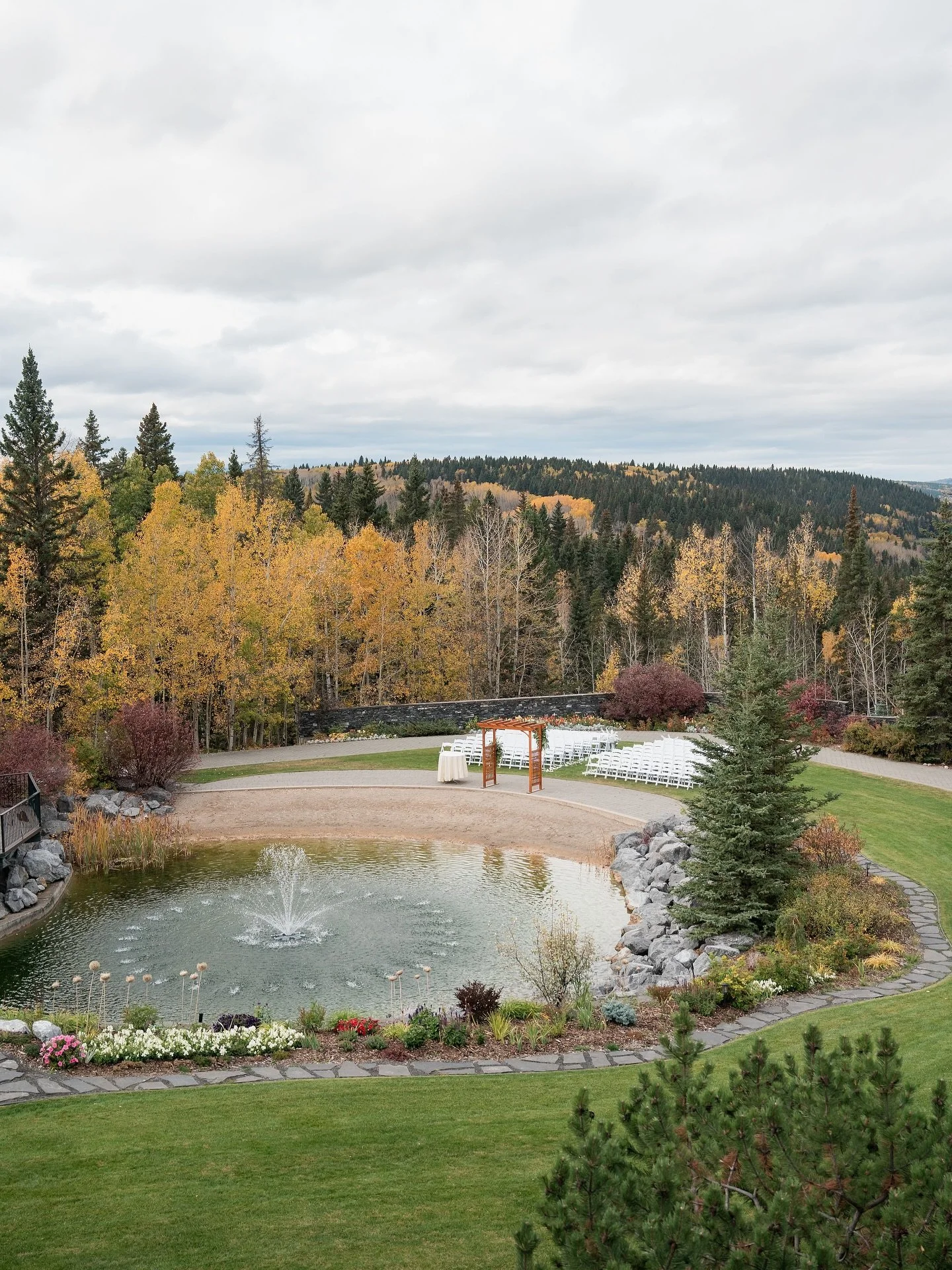 oh autumn weddings have a piece of my heart. 
location : @azuridgeweddings 
florals: @metroelementyyc 
decor: @chairflair 
doc: @luluwrightx 
photo video : @windandbluemedia