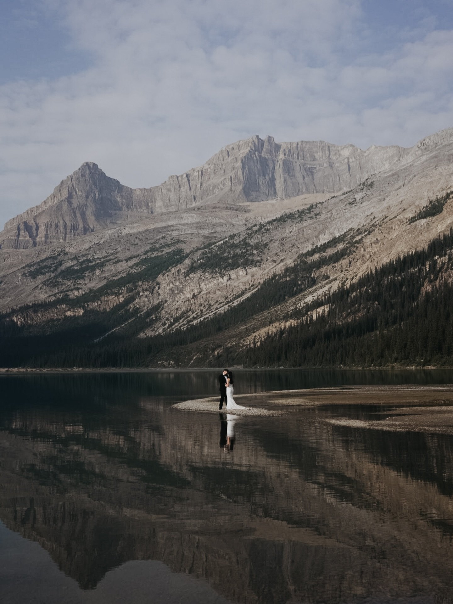 If you&rsquo;ve never been to the Rockies before, take a breath knowing I can help guide locations based on your vision of your day. 

Thank you A&amp;F for trusting me all the way from AUSTRALIA to come celebrate their love up north 🩵. 

These expe