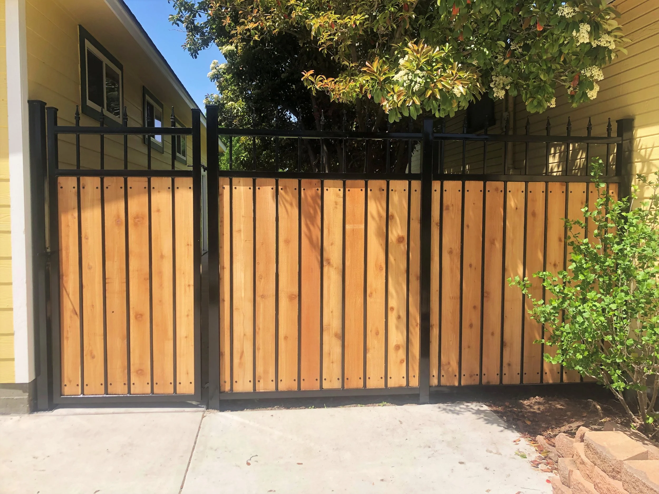 Custom-Iron-Fence-With-Cedar-Wood-Pickets.JPG