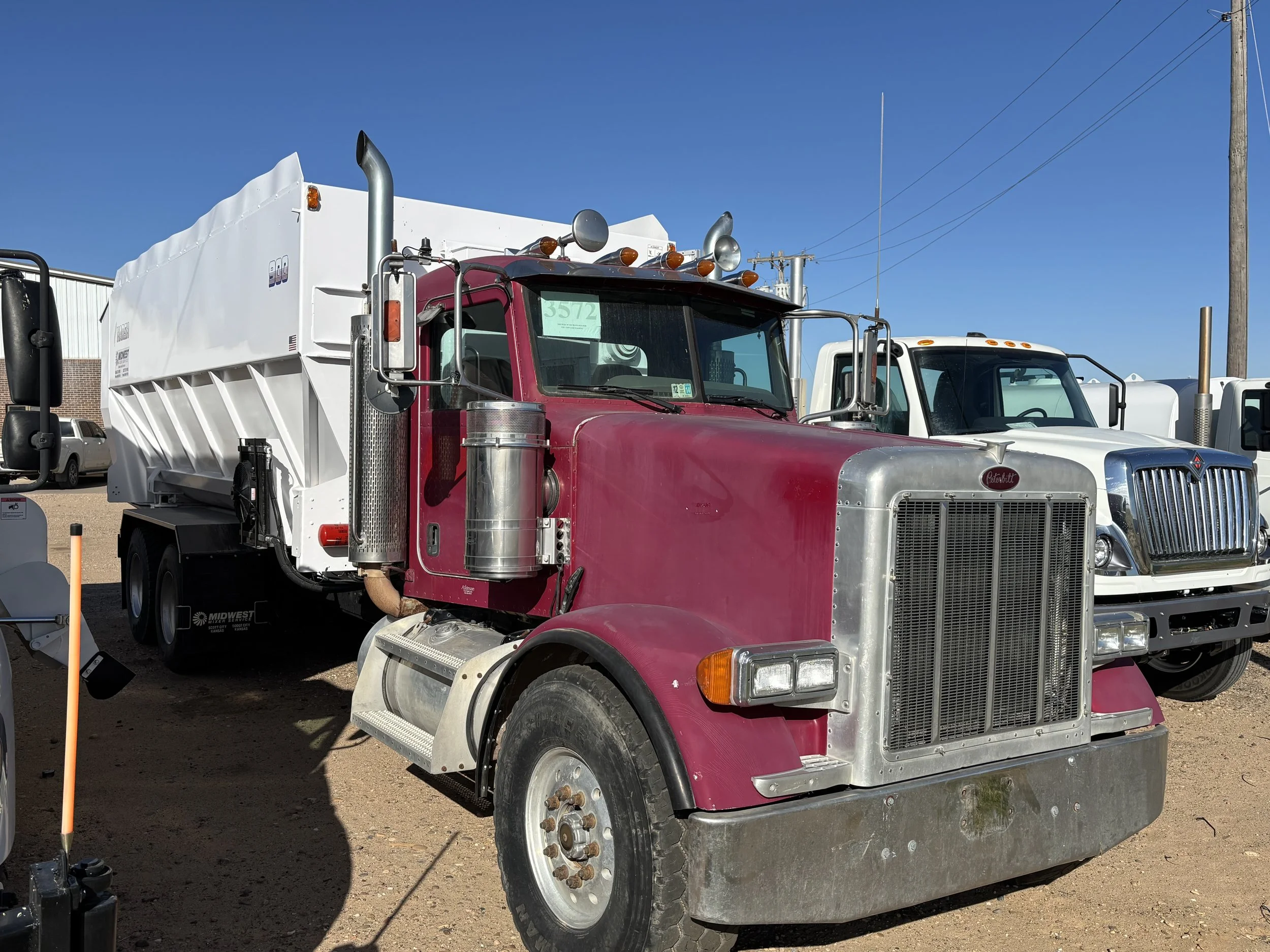 #2041 2006 Peterbilt w/ 900 Harsh