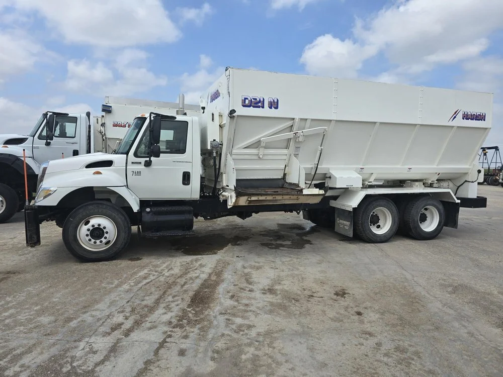 #1910 2007 IHC 7400 w/ Harsh D21 feeder