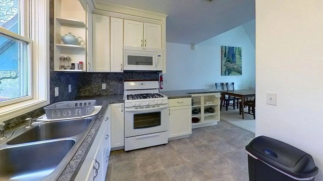 433-W-San-Antonio-St-Buttercup-Kitchen 1.jpg