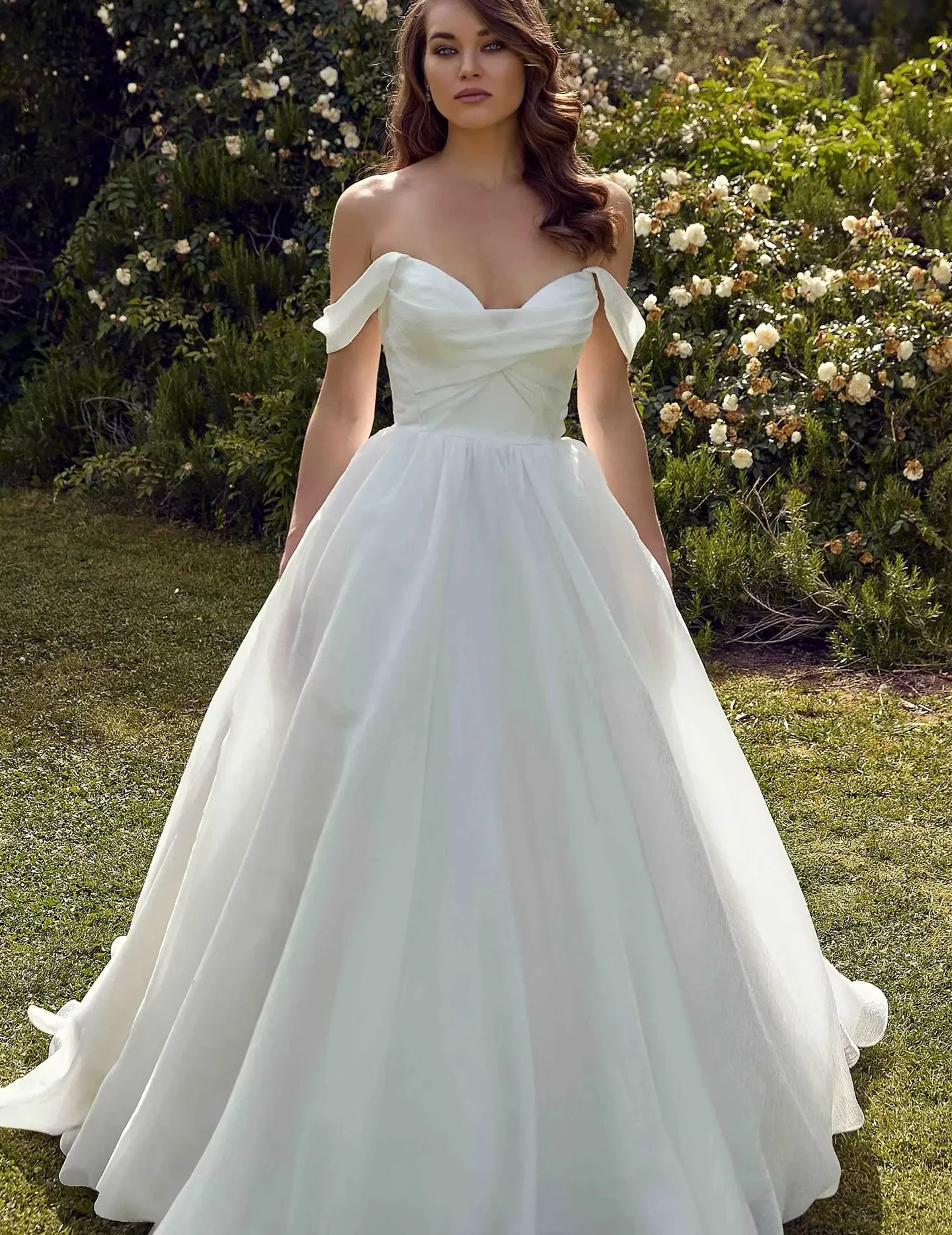 ✨BRISTOL✨

Snatched at the waist, soft everywhere else 🤍
A structured bodice with a flattering neckline and a skirt that gives you that dreamy bridal feel.