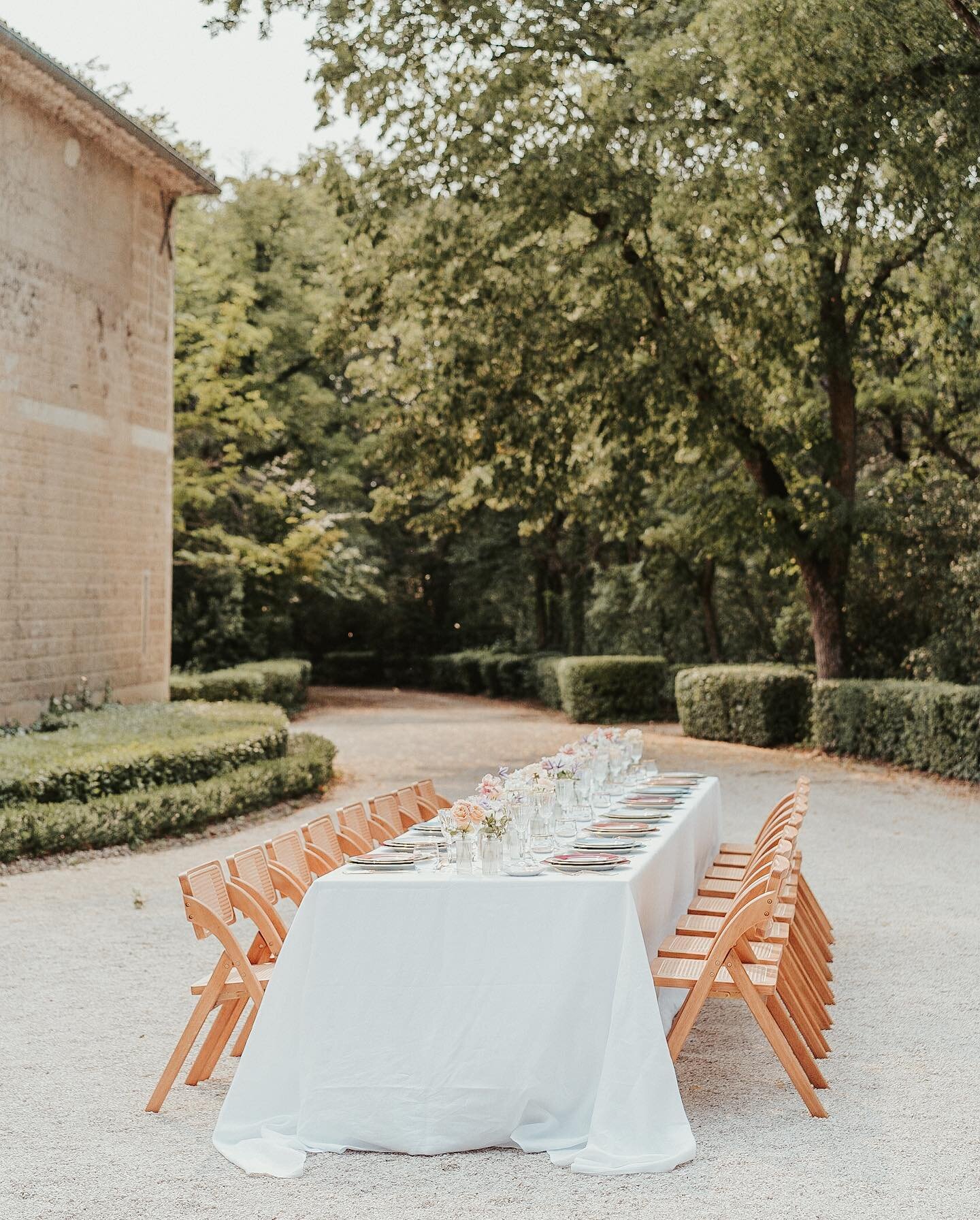 Because luxury can be simple 😍💕

Save this to your inspiration folder as a reminder 🥰

#londonwedding #londonweddingphotographer #destinationwedding #destinationweddingphotographer 

Concept, planning &amp; design @marie .chicchirichi
Host @marie 