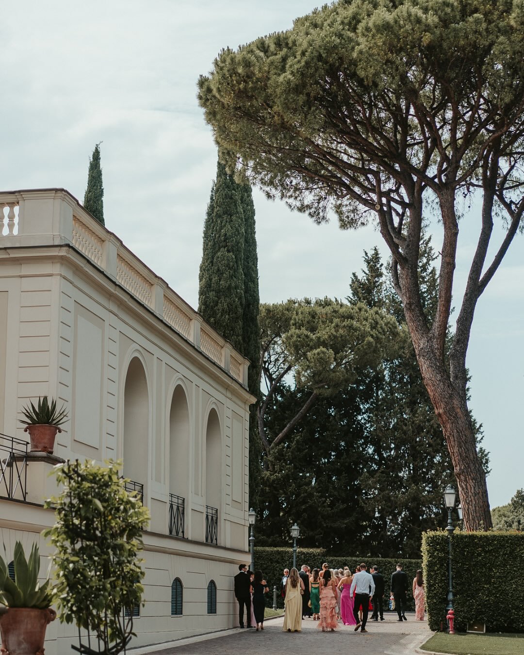 Reliving an incredible week in Rome, where I had the privilege of second shooting a stunning wedding for @natalieevans_photography at the breathtaking Villa Miani. 😍

Being able to take in the panoramic views of the entire city, including the Vatica
