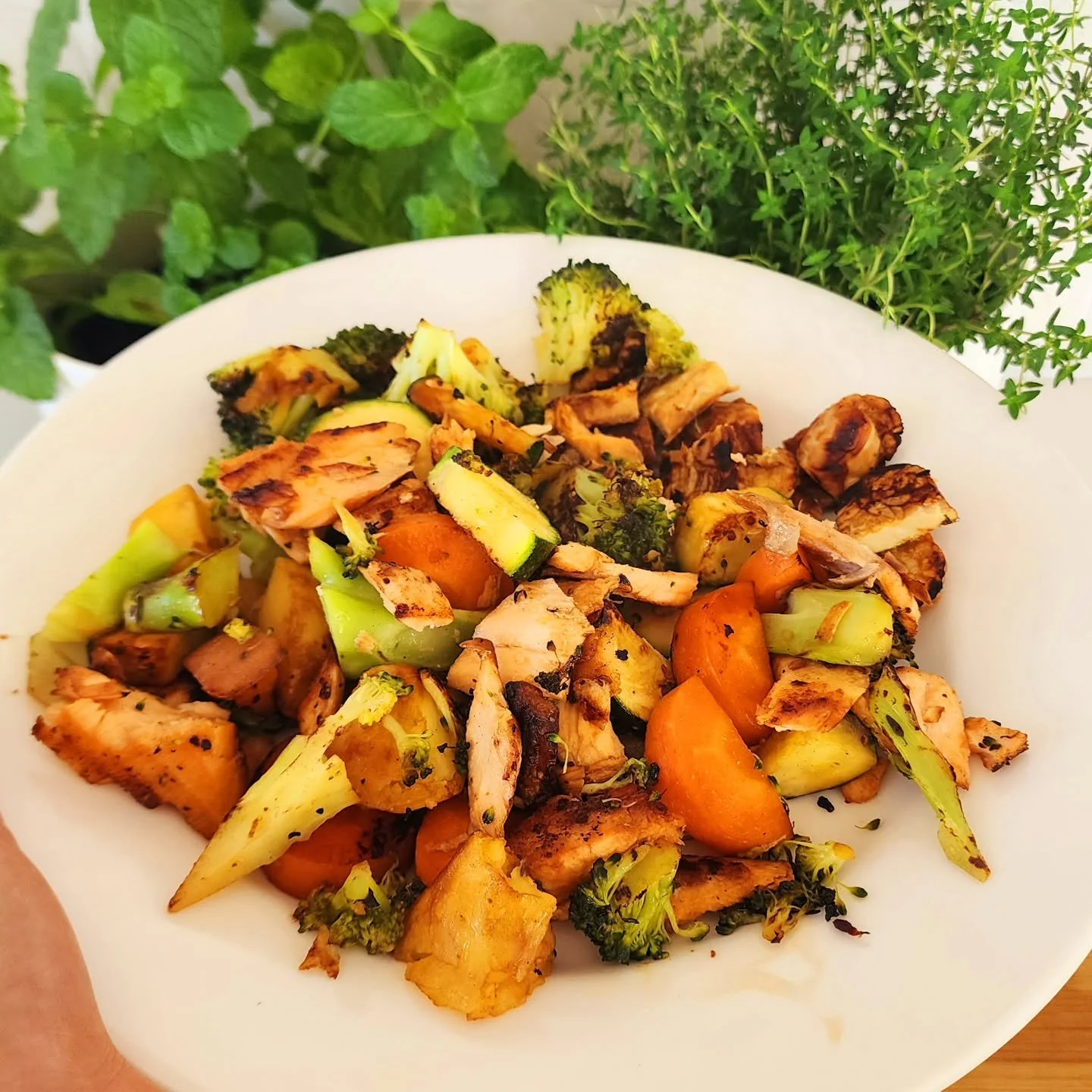 Quick + easy on-the-run lunch using leftovers 👌

Protein
Wild-caught salmon &rarr; healthy fats
Tempeh &rarr; fermented, gut-loving goodness

Complex carbs
Roast potato &rarr; resistant starch for gut health
Sweet potato &rarr; sustained energy

Veg