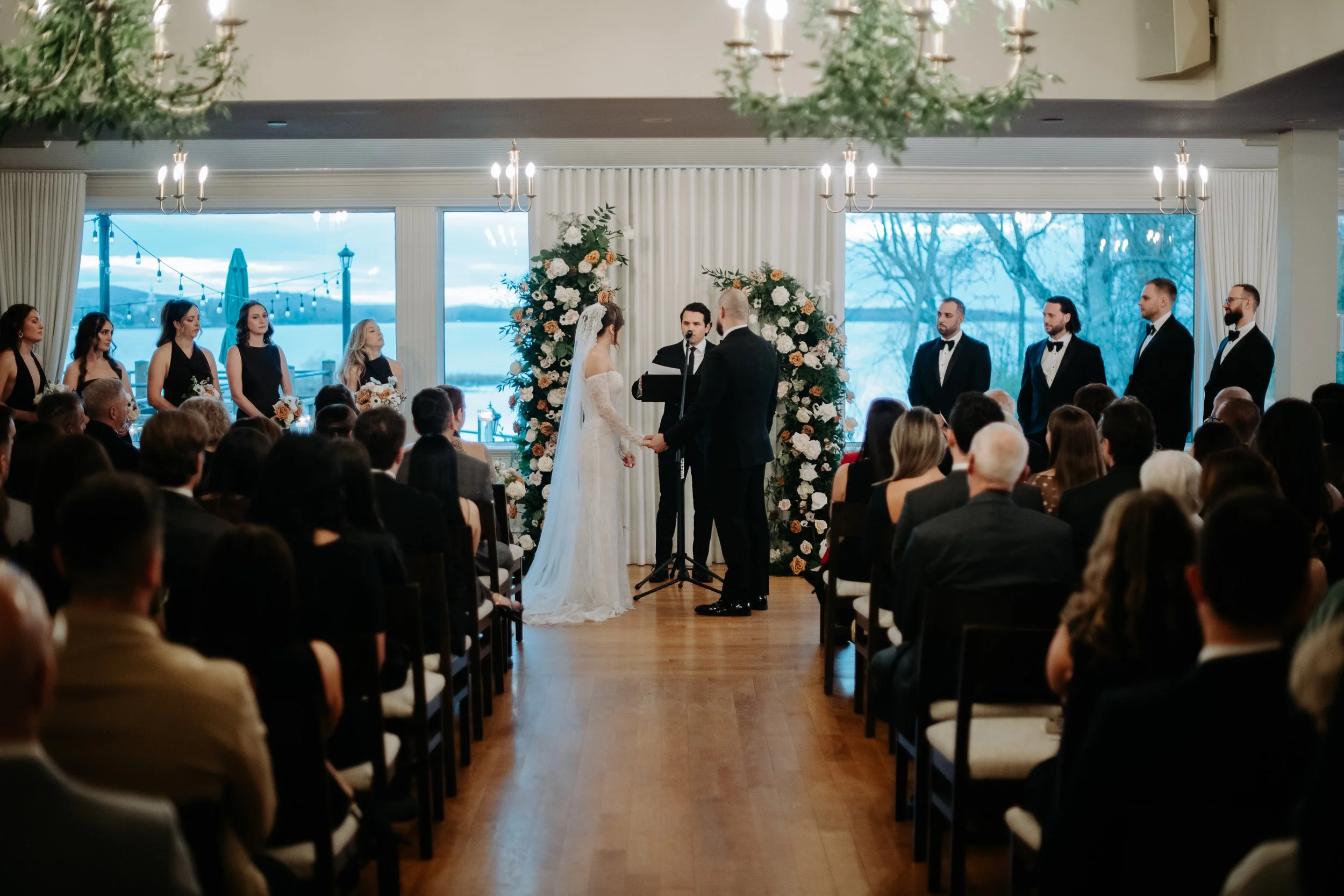 Un couple en robe de mariée, cérémonie interieur, montréal, Willow inn