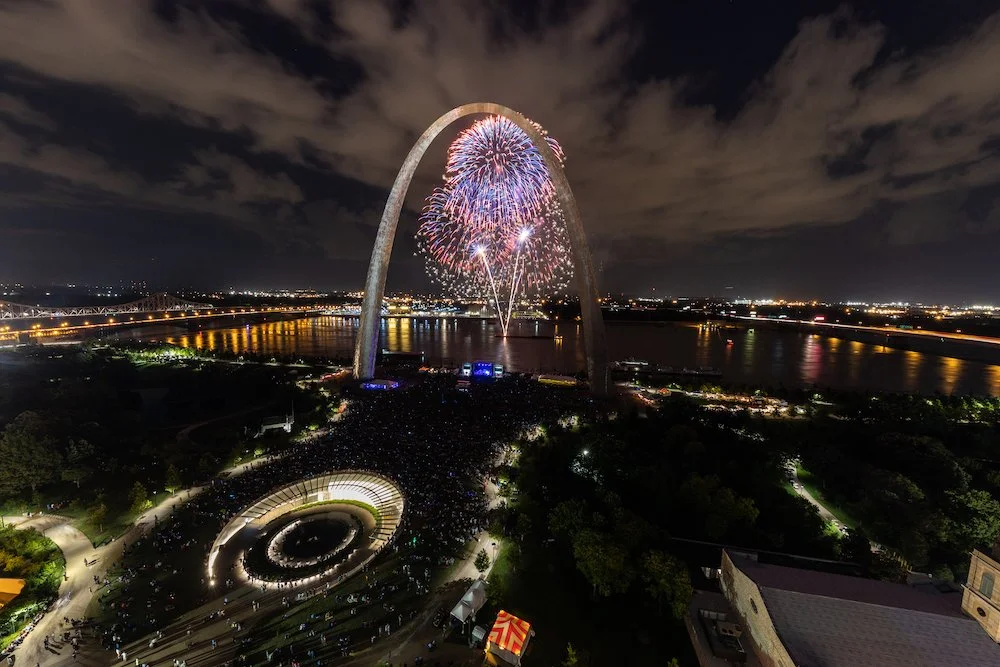 FLOATS &amp; FIREWORKS IN DOWNTOWN ST. LOUIS
