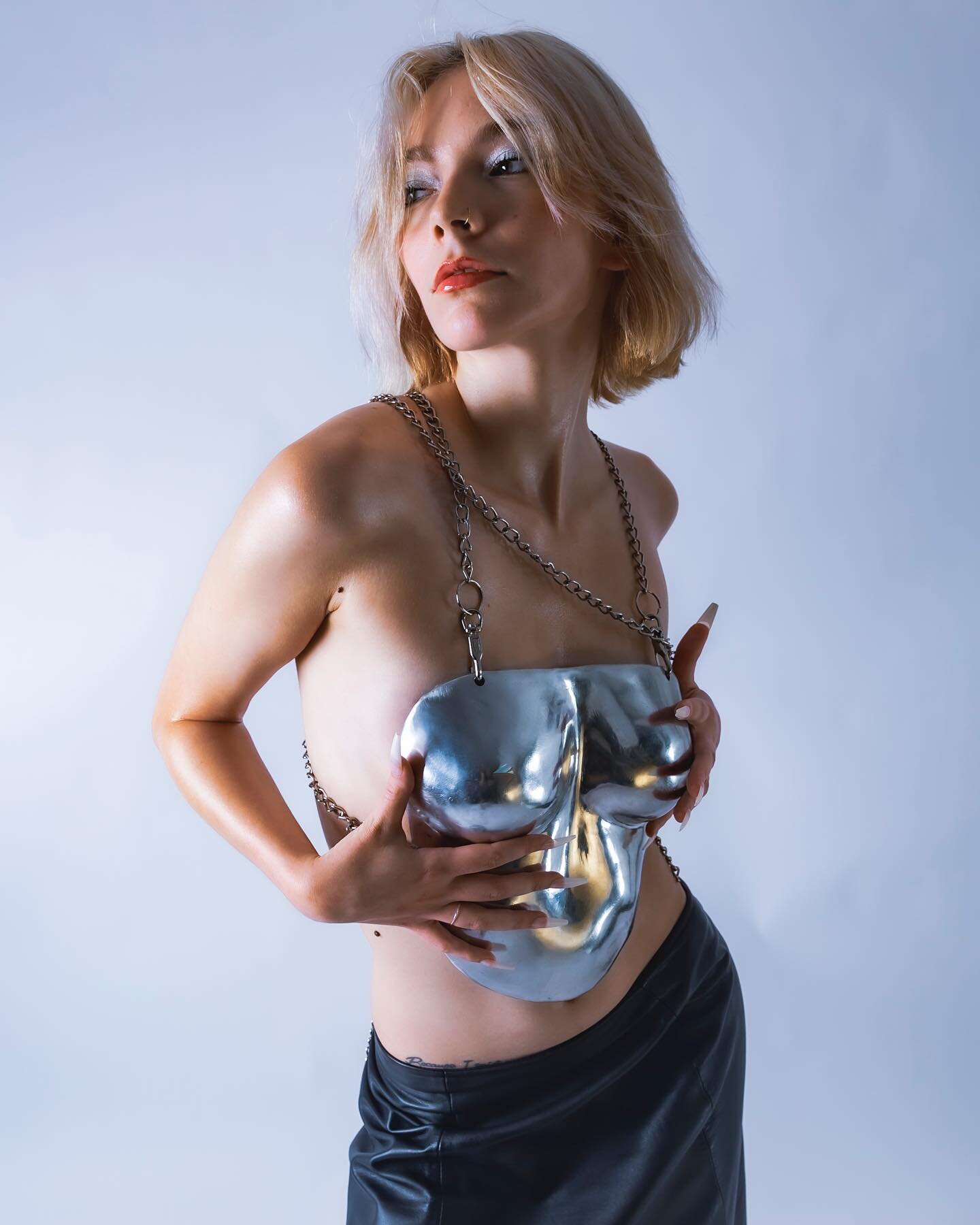 Body Molding Experimentation:
Metal Breastplate

📷: @sarabstewart 
Model: @haleybrovvn