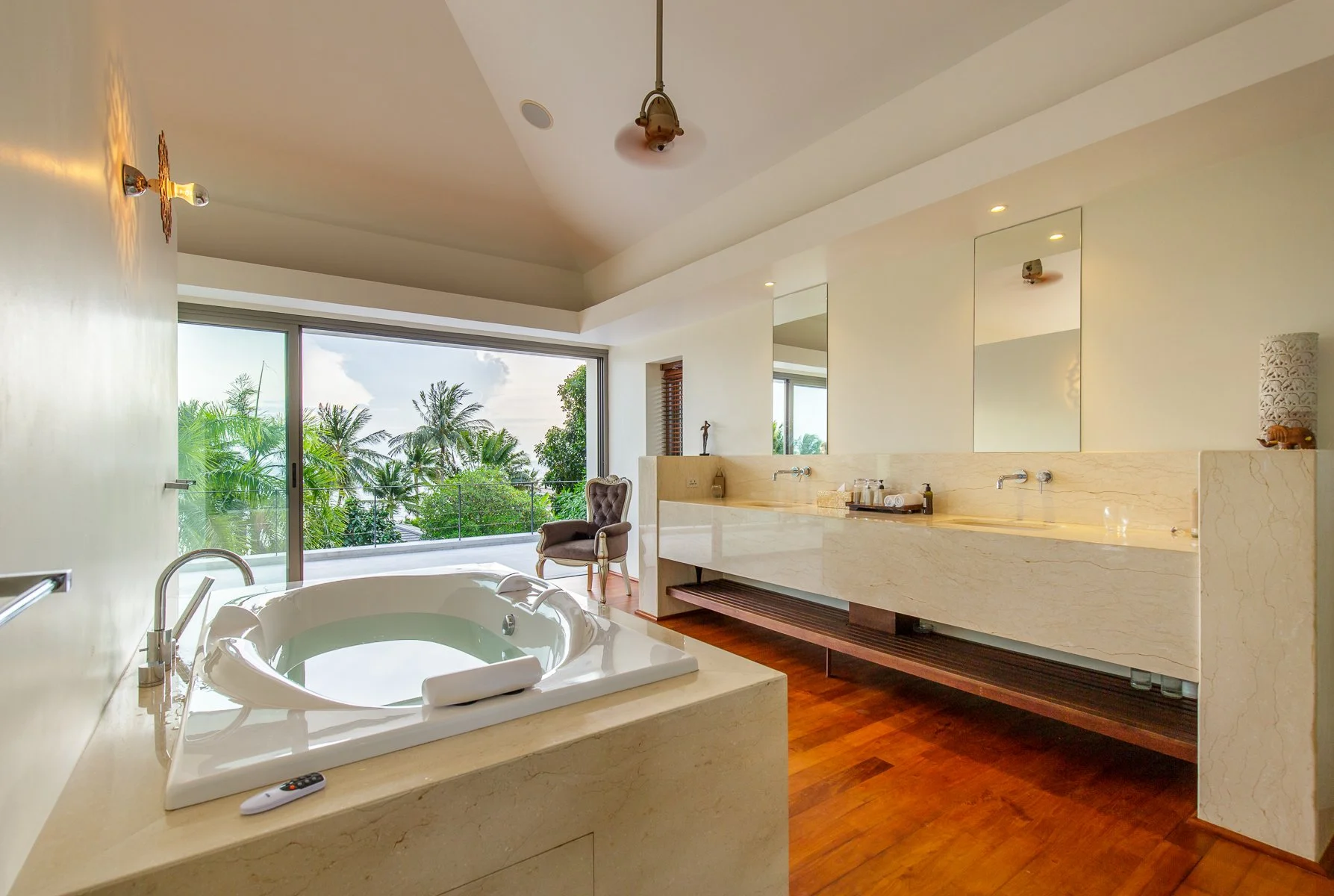 15_BaanAsan_Master Bathroom.jpg