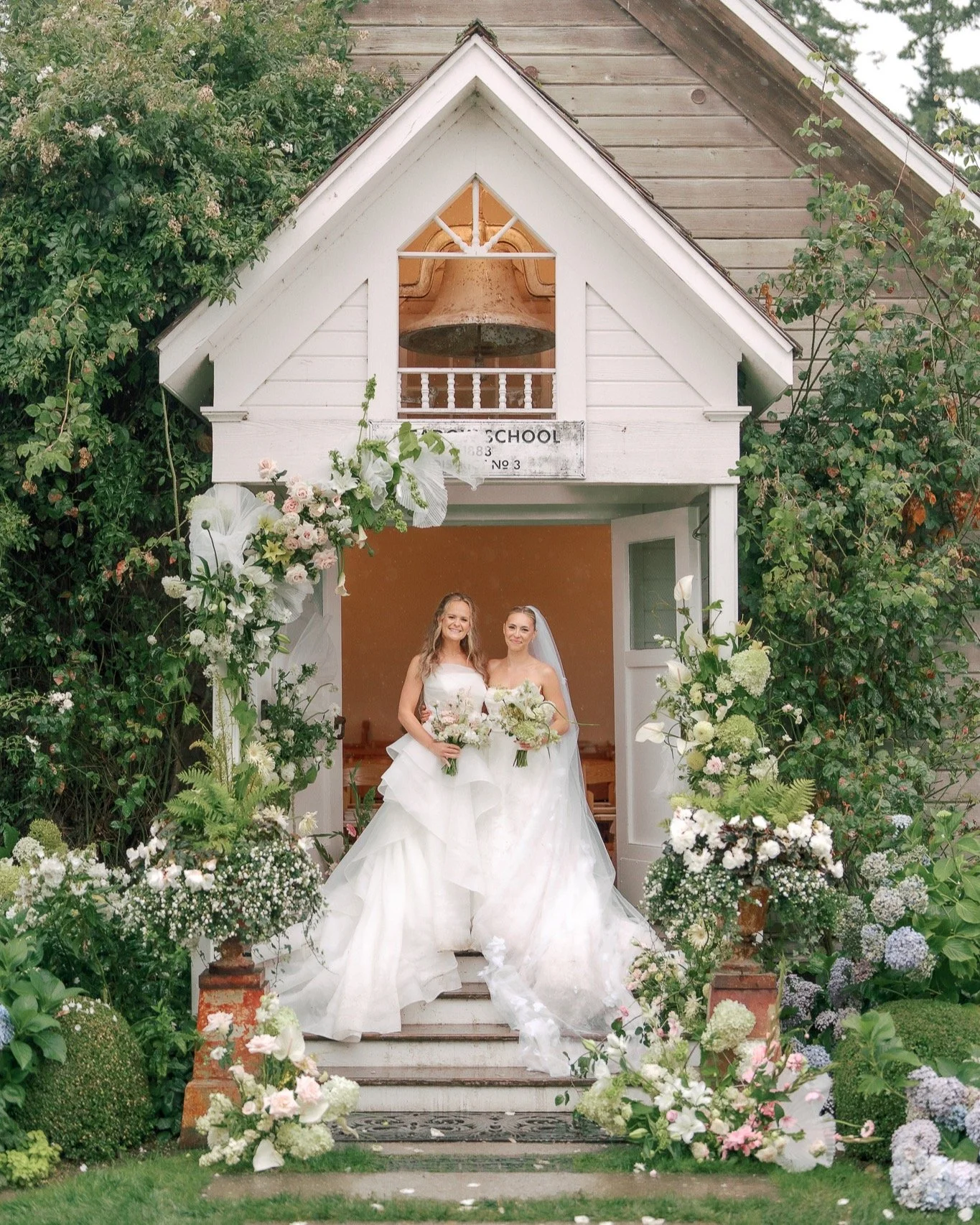 Vendor Team 
Planner @adrnevents 
Floral Design @colebuys.design 
Photographer @olga_andreyanava 
Venue: @christiansons_weddings 
Hair &amp; Makeup: @imartistry_
Music: @bluewaveband 
Cake: @james_street_cakes