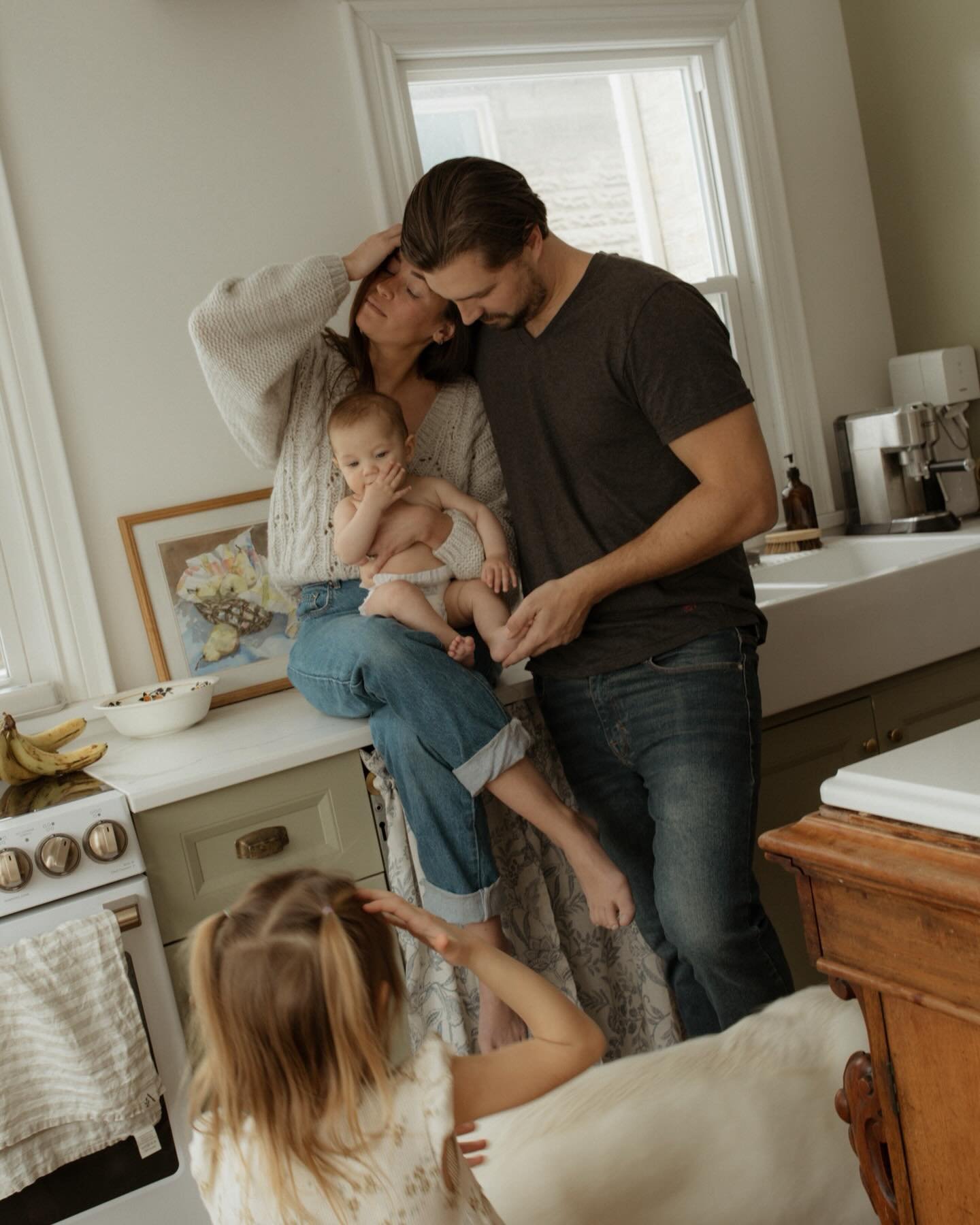 This session was created slowly, with presence.
A beautiful family&rsquo;s story unfolding naturally, imperfectly perfect, just as it belongs to them.

I photographed and gently guided, while @scarletoneill filmed, capturing not just how it looked, b