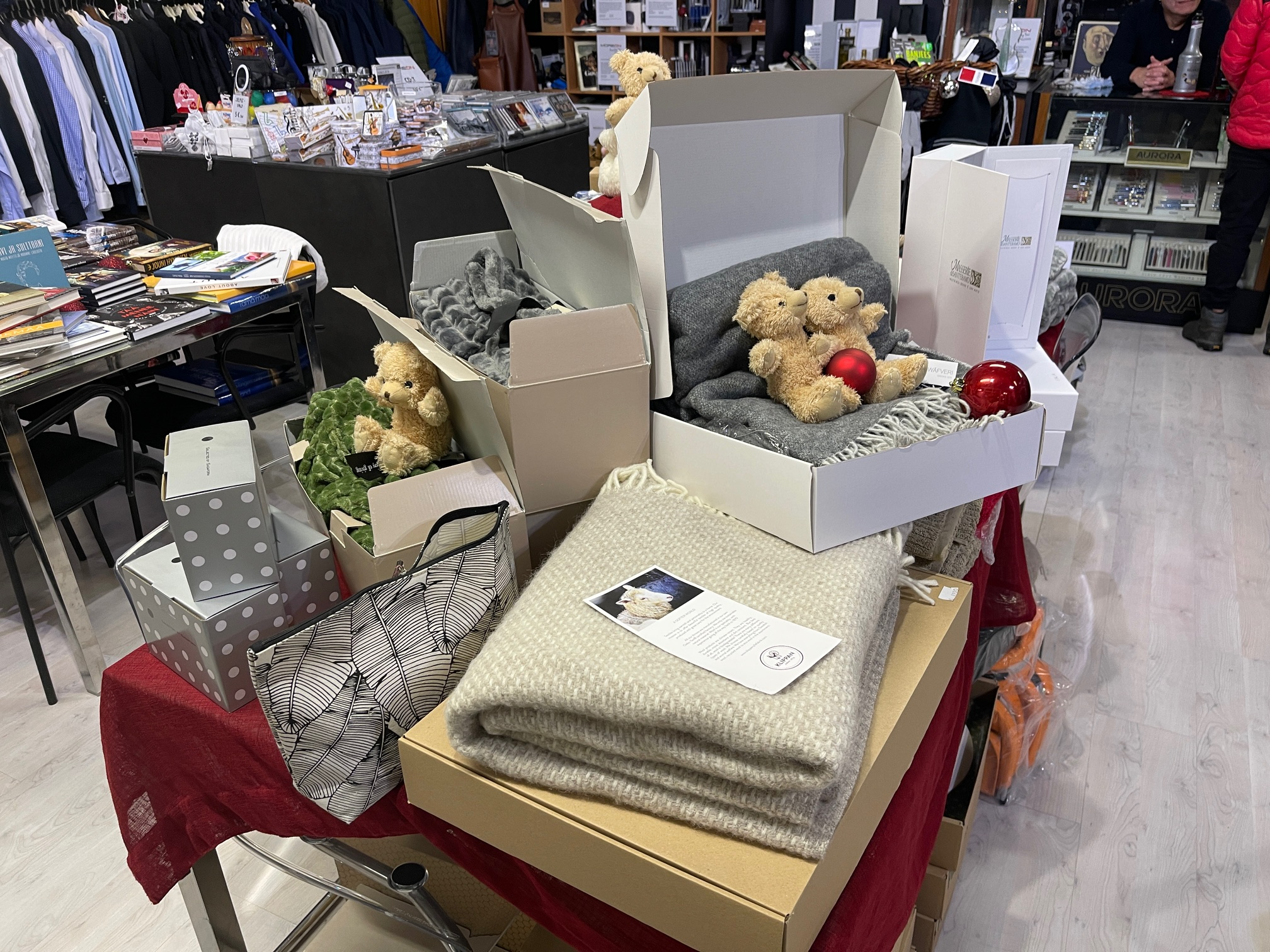 Kuva YSMY news_Helsingin Fashion House_ystävämyynti_moreon.fi_viltit_shop.moreon.fi_2025.png