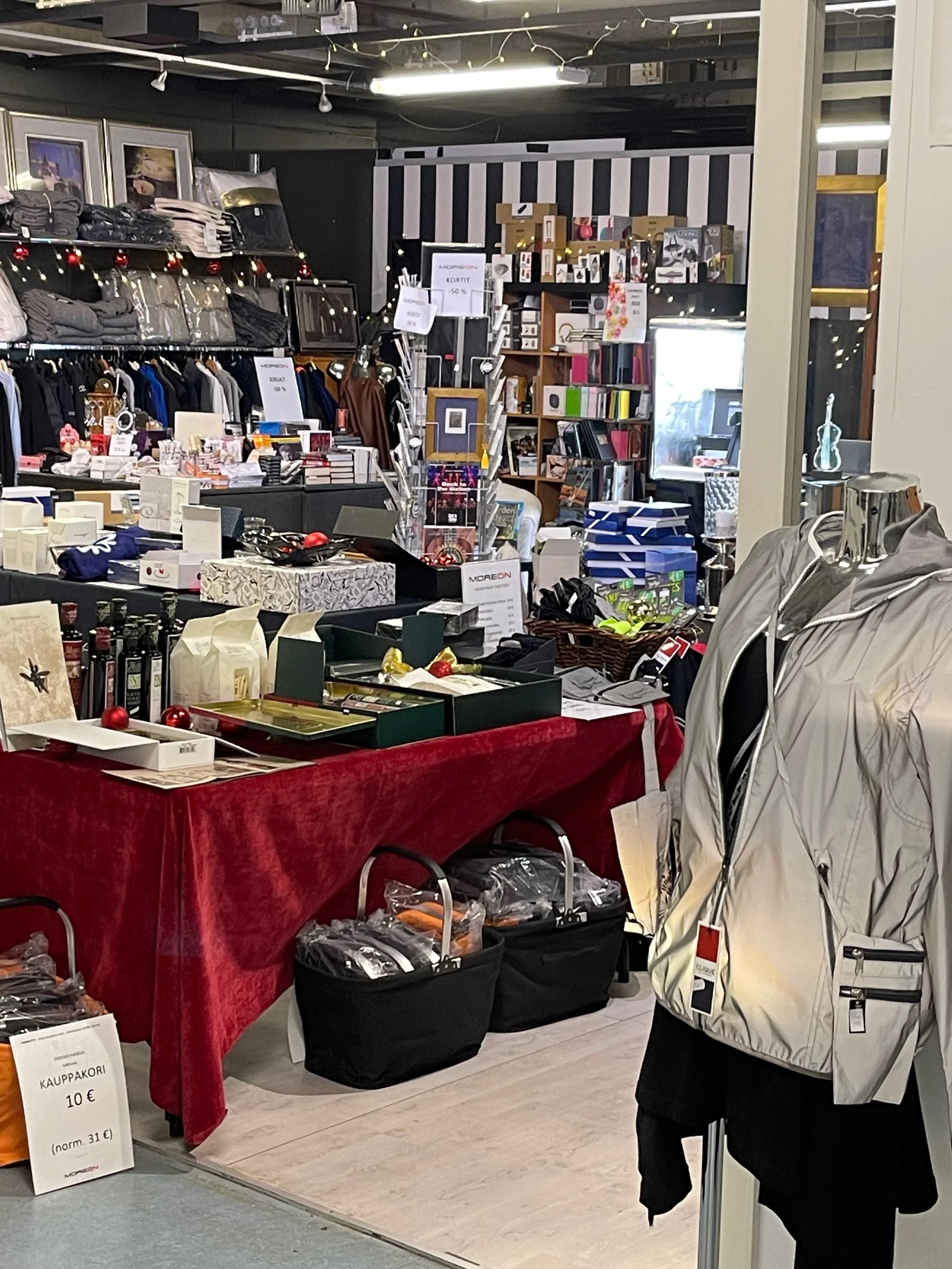 More On_joulushop_2025_yleiskuva sisältä.jpeg