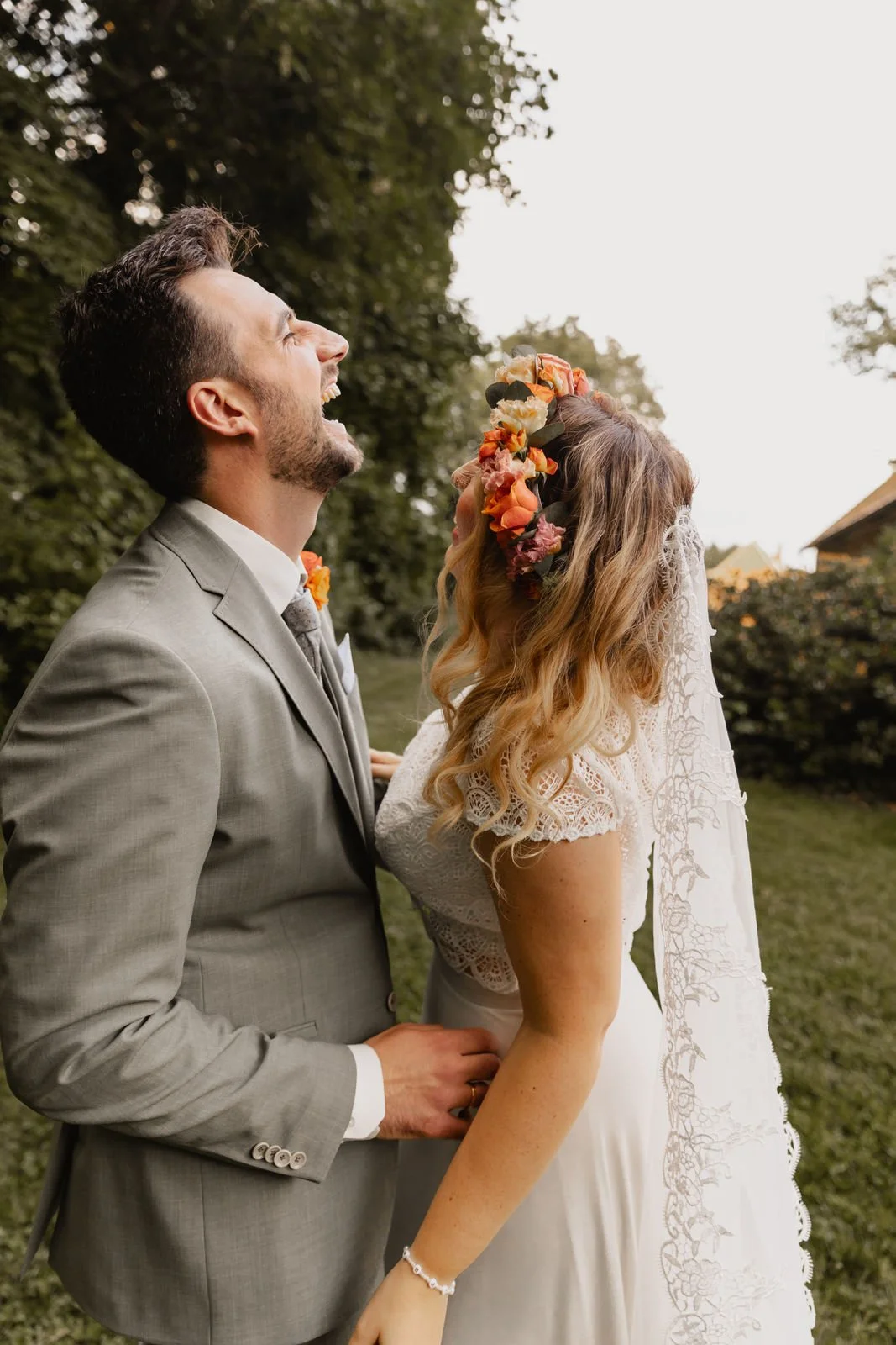 Romantischer Moment zwischen Braut und Bräutigam bei ihrer Hochzeit in Lüneburg