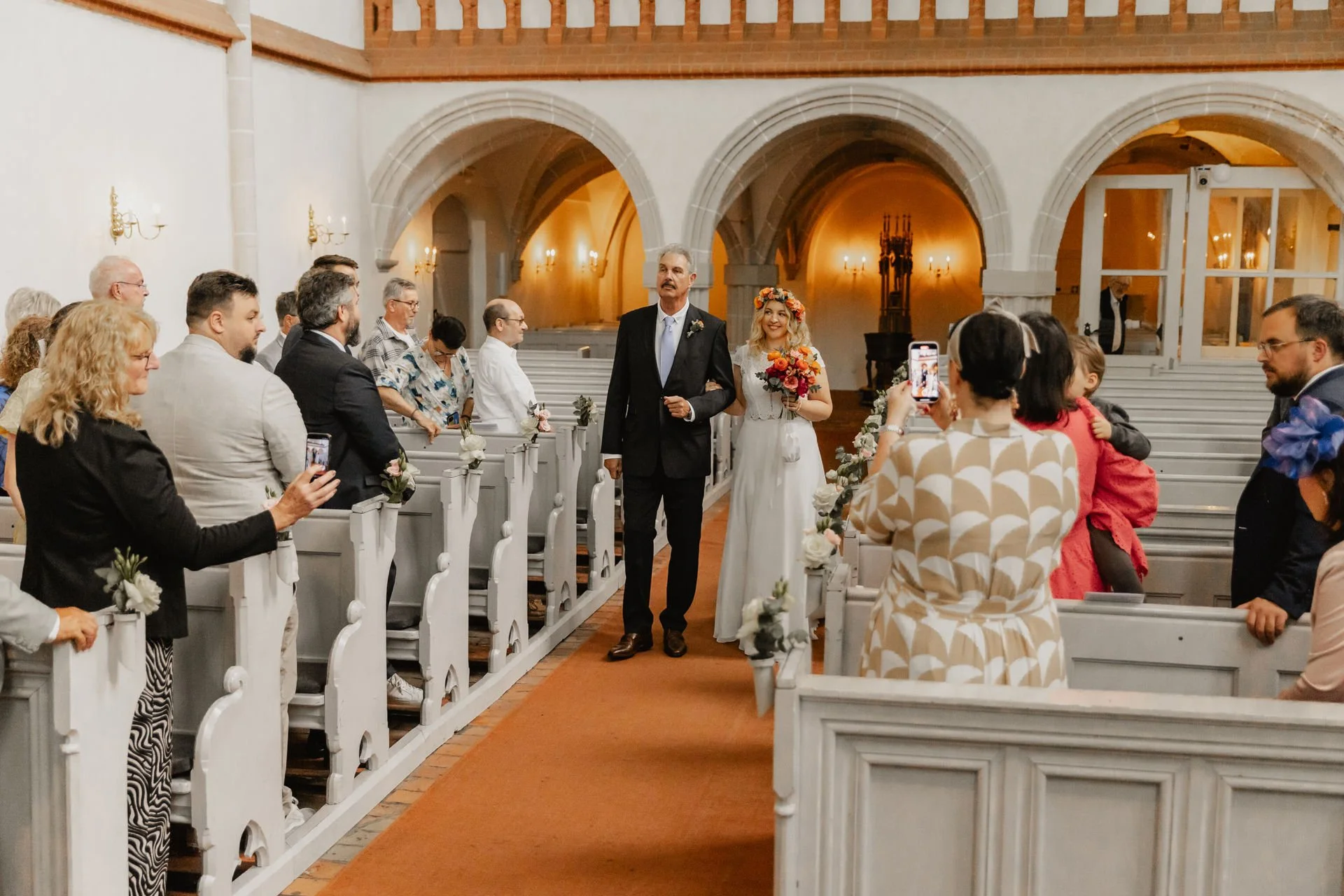 Brauteinzug in die Kirche mit Begleitung des Vaters bei einer Hochzeit in Lüneburg