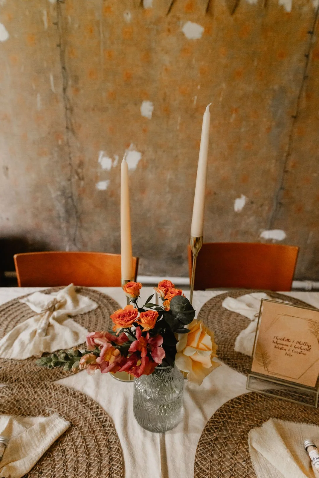 Stilvolle Hochzeitstisch-Dekoration mit Blumen und Kerzen in Lüneburg