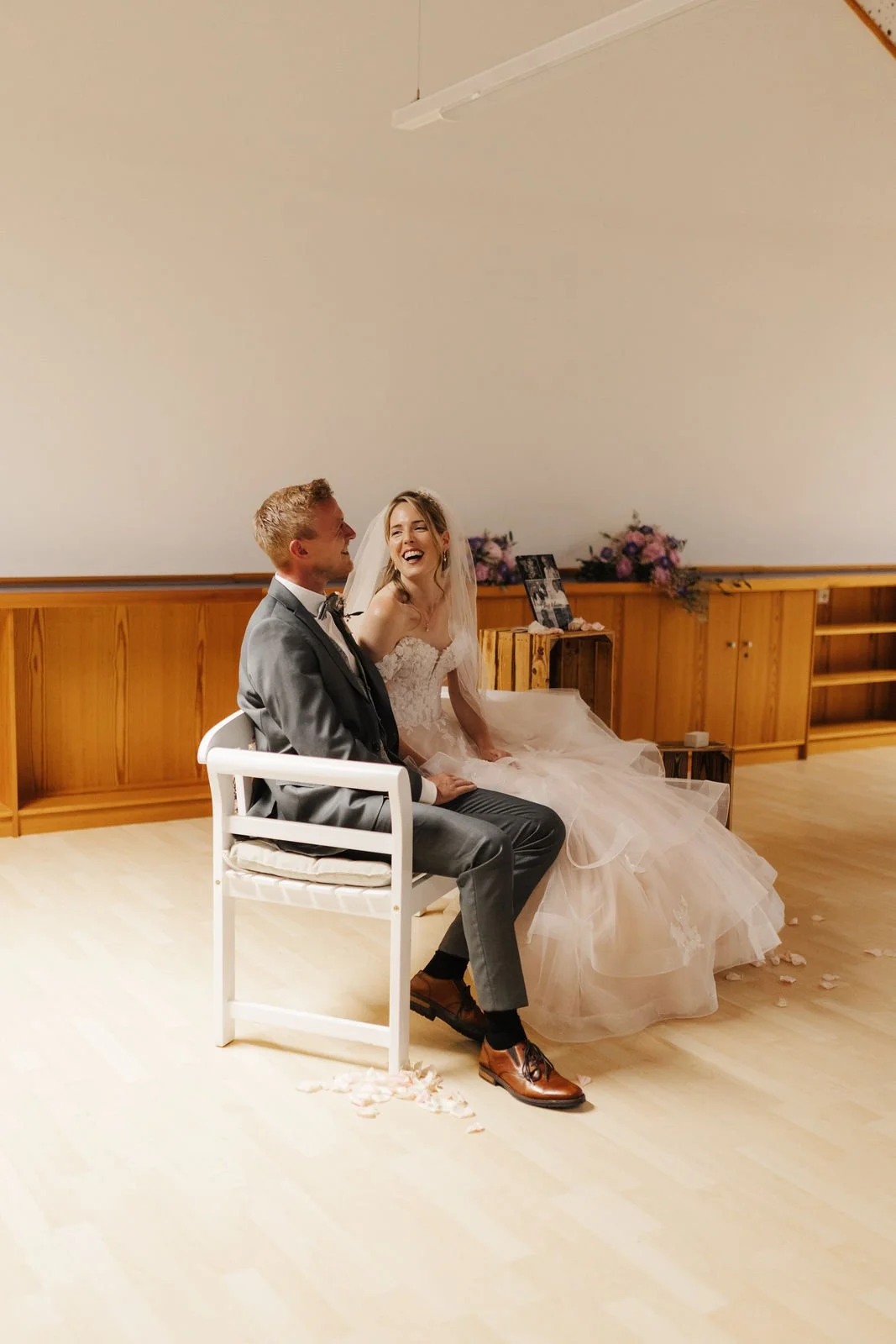 Lachendes Brautpaar während der freien Trauung im Heide Hotel Reinstorf bei Lüneburg. Ein ungestellter, fröhlicher Moment voller Emotionen, festgehalten in einer natürlichen Hochzeitsreportage.