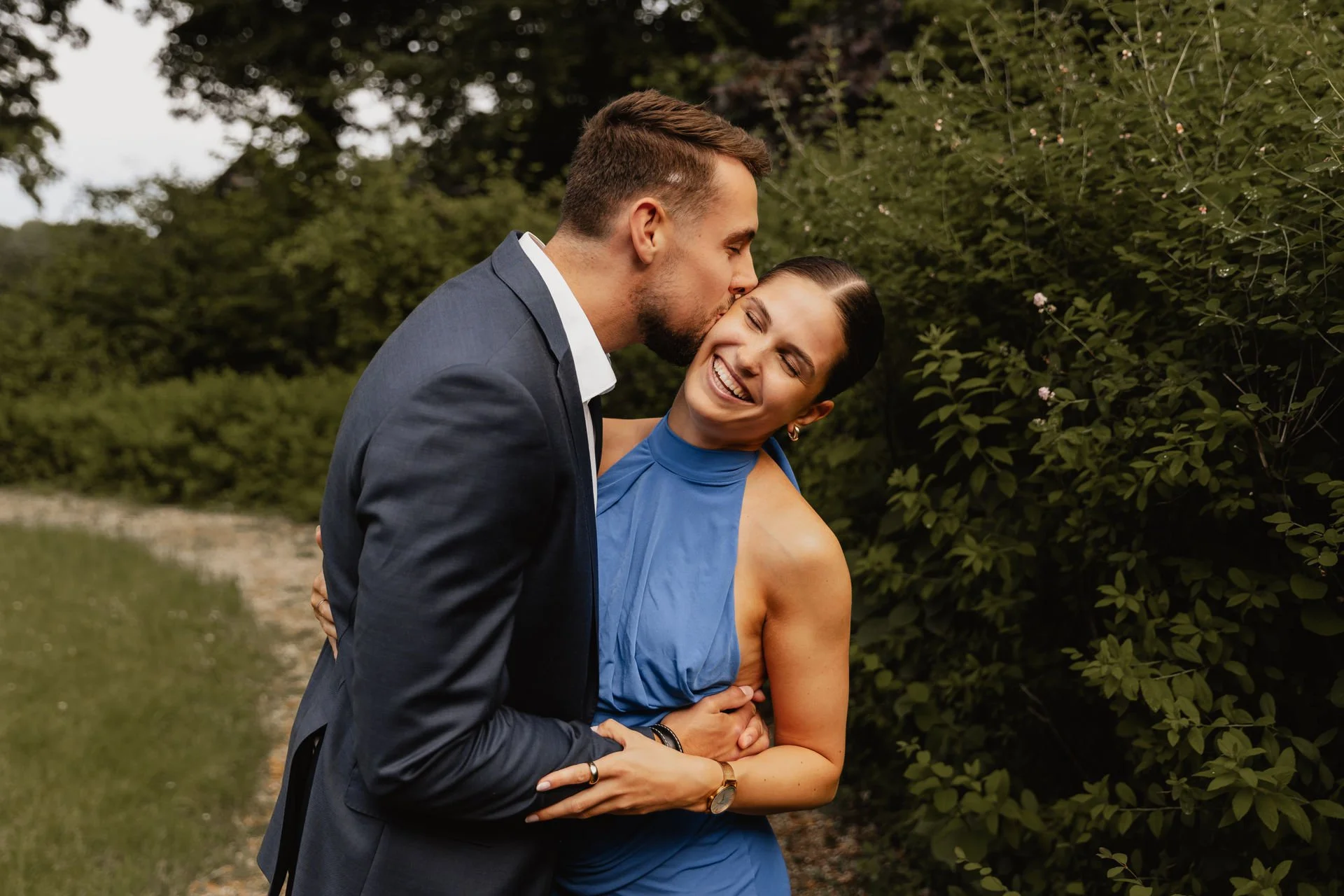 Verliebtes Paar genießt innigen Moment während einer Hochzeit in Lüneburg