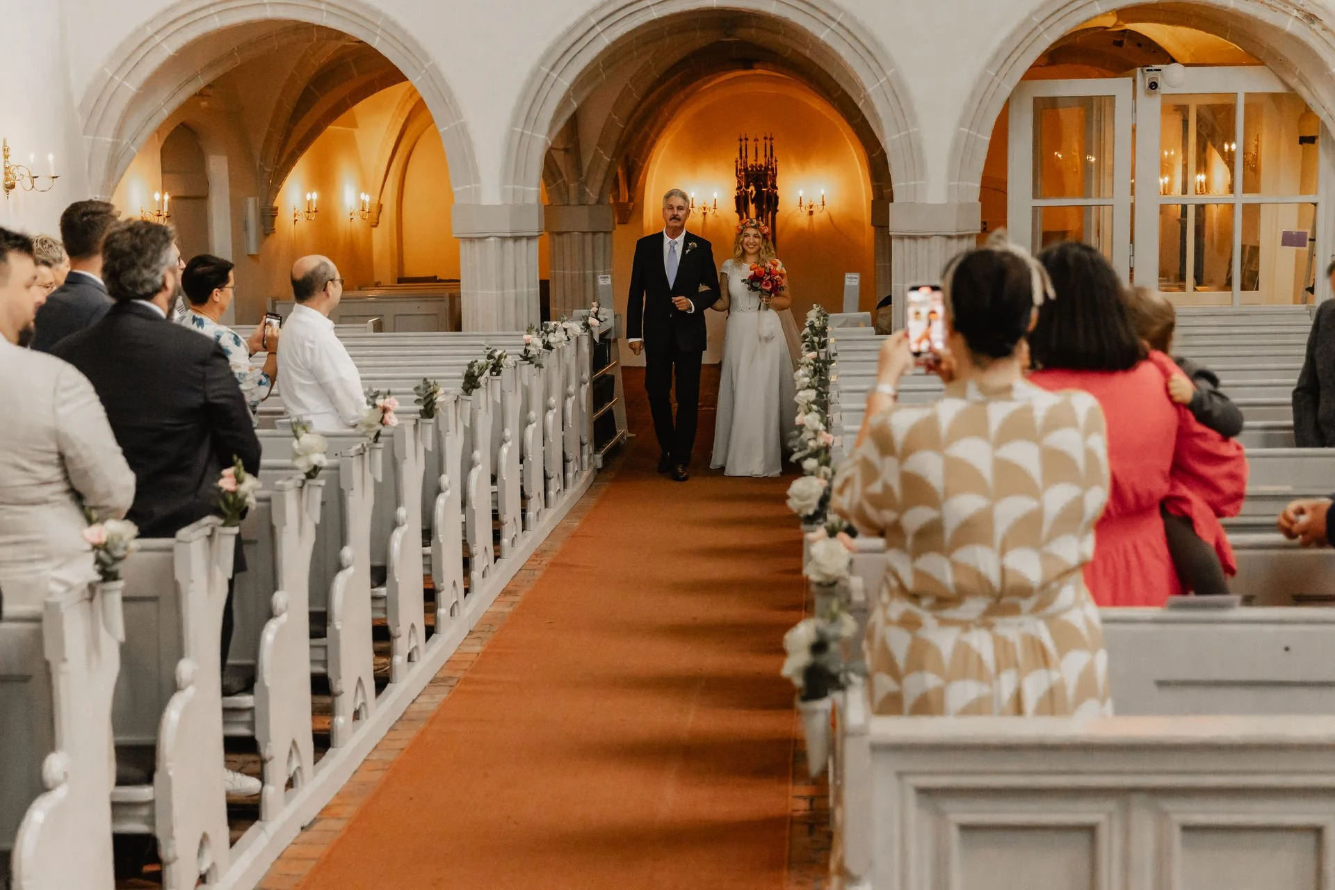 Braut wird von ihrem Vater zum Altar geführt bei einer Hochzeit in einer Kirche in Lüneburg