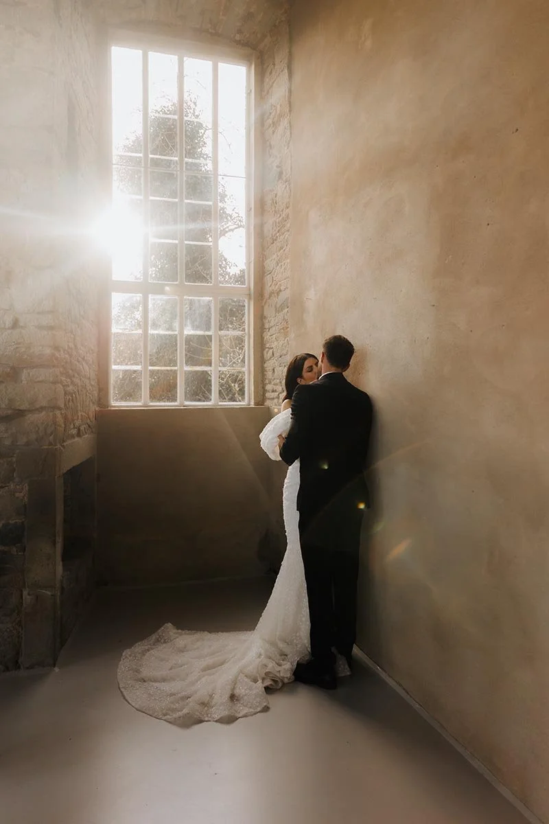 Intimes Brautpaar-Porträt am Fenster – moderne Hochzeitsfotografie in Lüneburg mit natürlichem Licht und romantischer Atmosphäre
