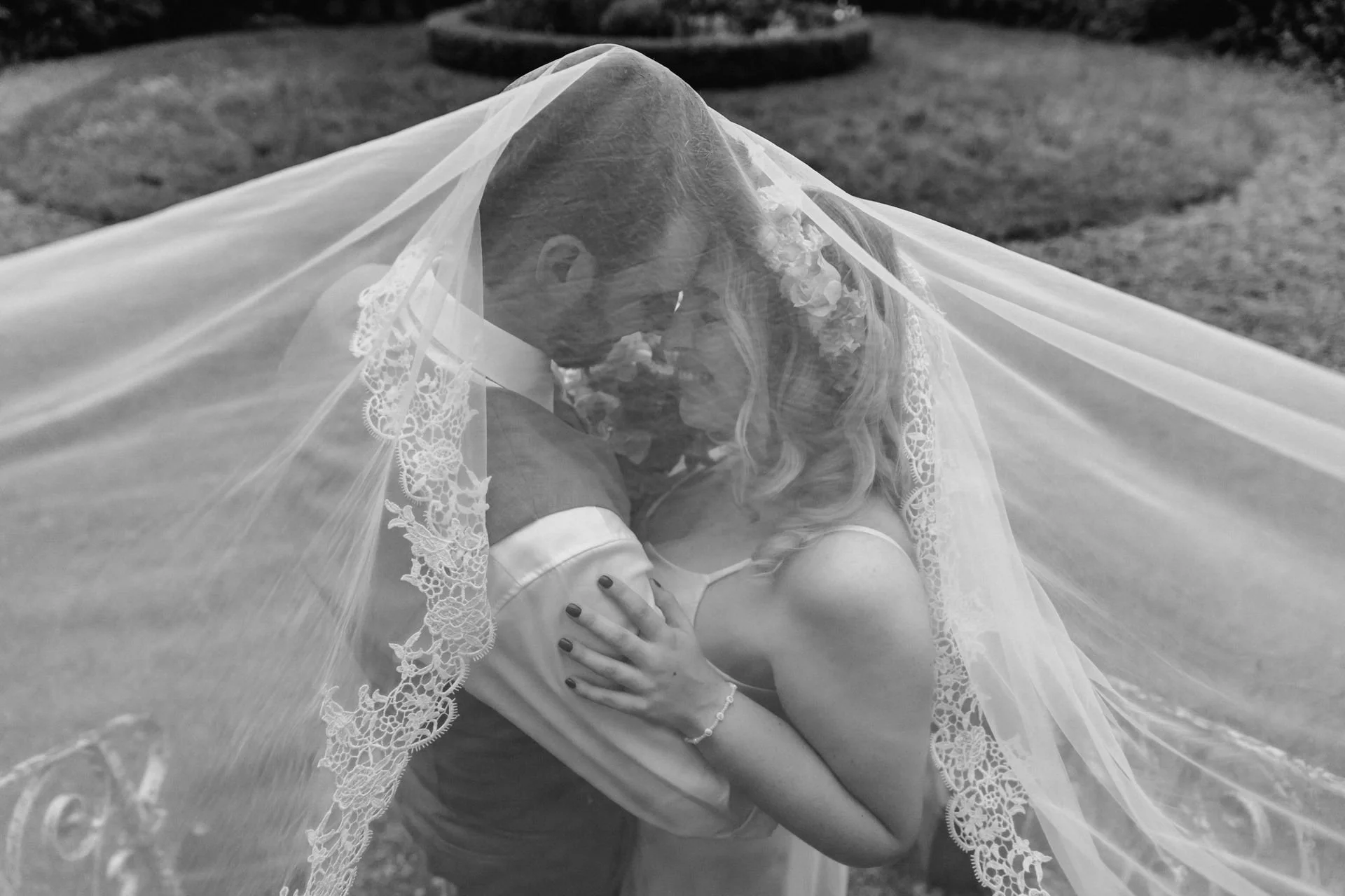 Intimer Moment des Brautpaares unter dem Schleier bei der Hochzeit in Lüneburg