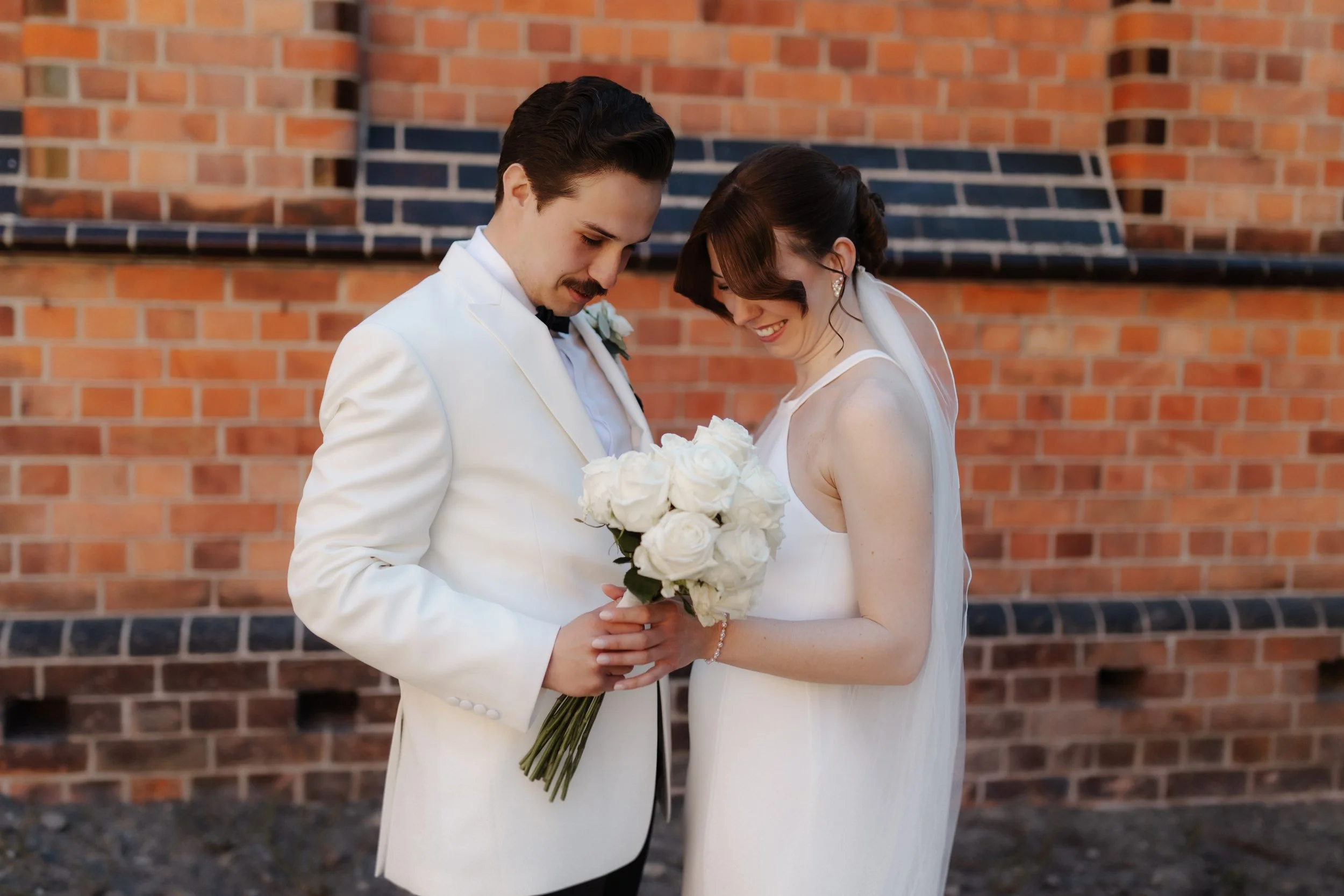 Brautpaar mit weißem Brautstrauß bei seiner Hochzeit im Rathausgarten in Lüneburg.