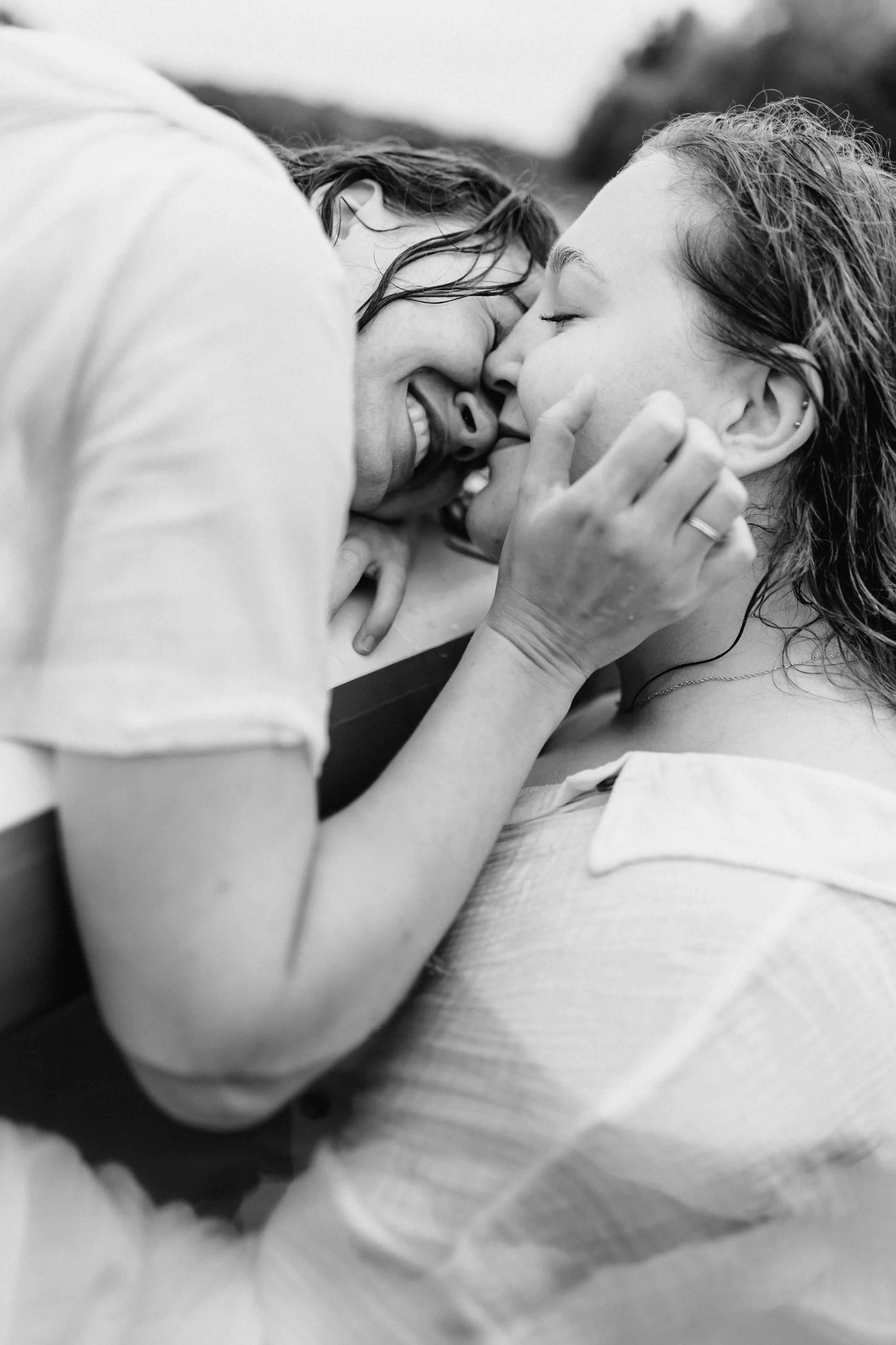 Schwarz-Weiß-Aufnahme von zwei Frauen beim innigen Kuss