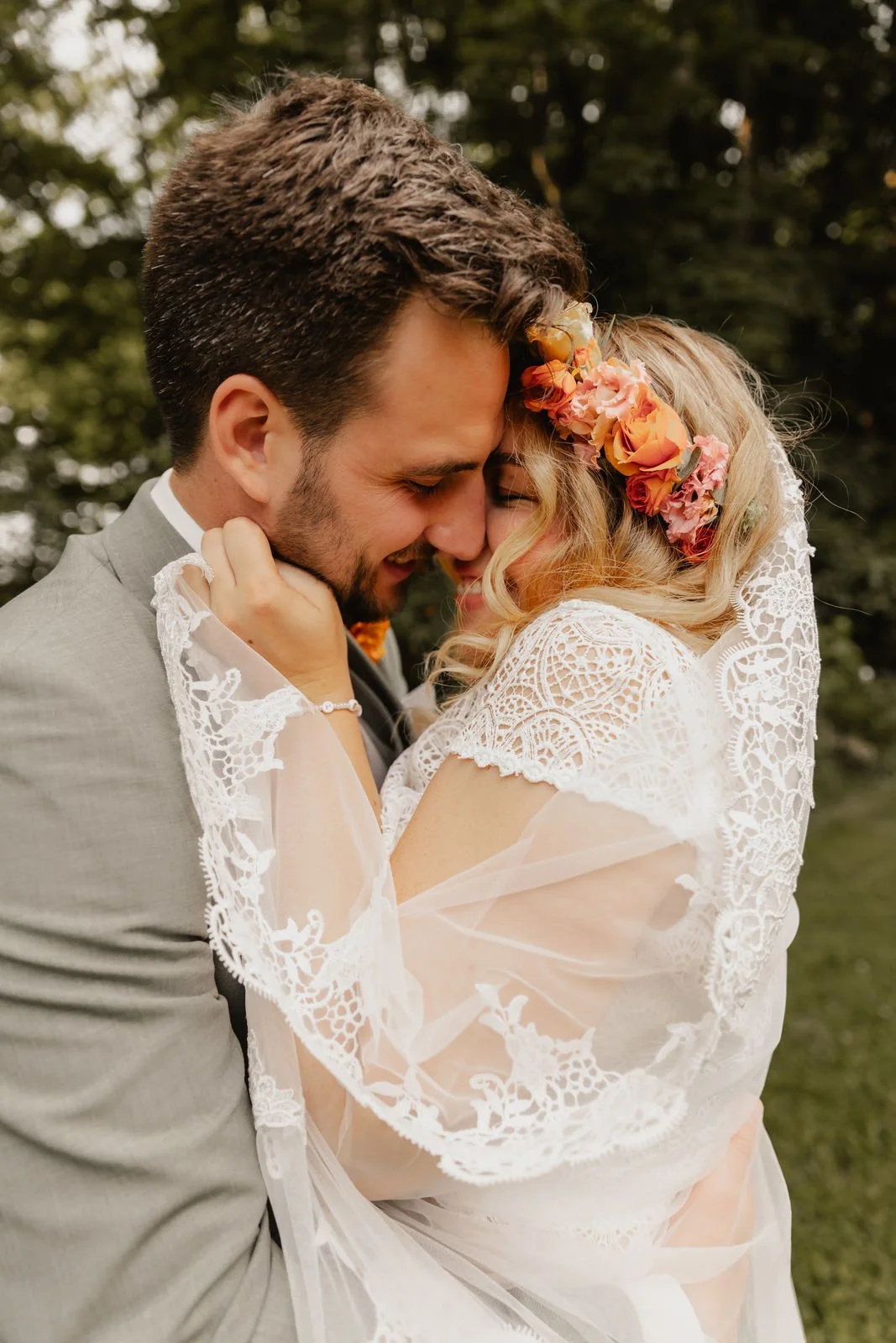 Braut und Bräutigam halten sich liebevoll in den Armen bei ihrer Hochzeit in Lüneburg
