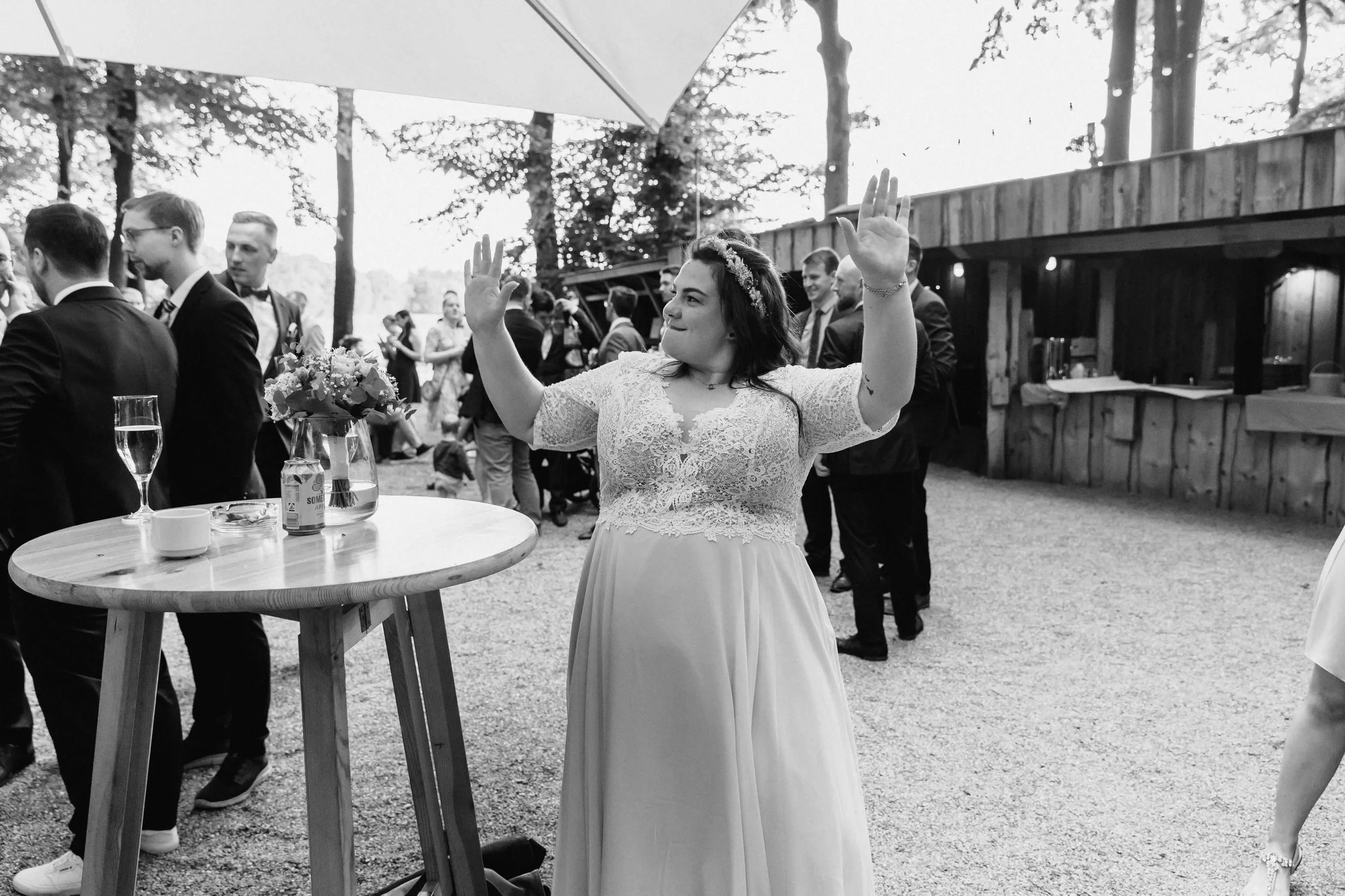 Braut begrüßt die Gäste bei der Hochzeit im Schafstall Amelinghausen Lüneburger Heide