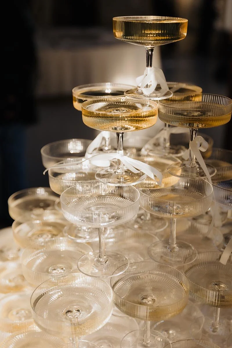 Champagnergläser als stilvolles Hochzeitsdetail – elegante Hochzeitsfotografie und natürliche Hochzeitsreportage in Lüneburg