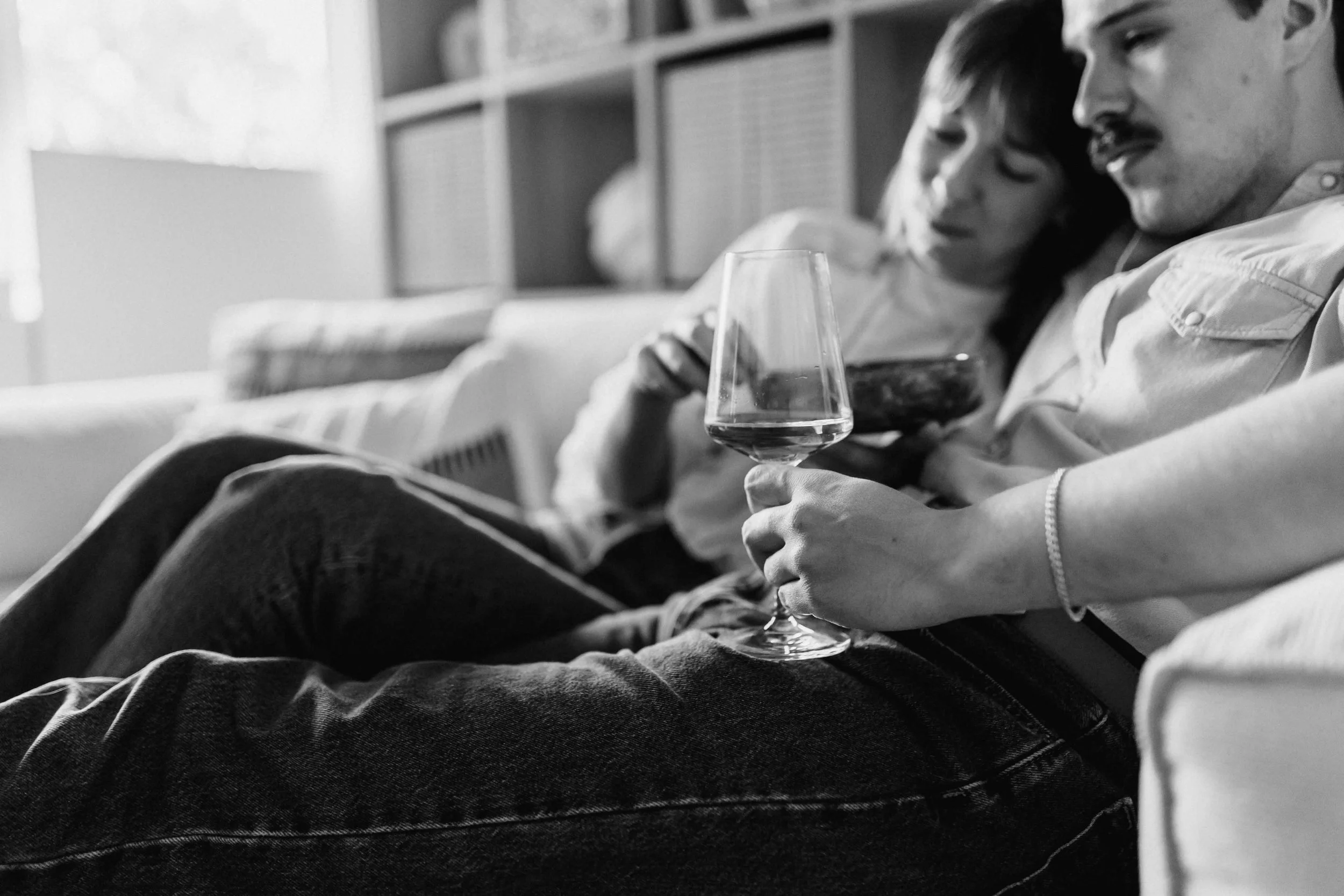 Paarshooting in Lüneburg beim Kochen mit einem Sektglas in der Hand. Schwarz-Weiß Aufnahme.