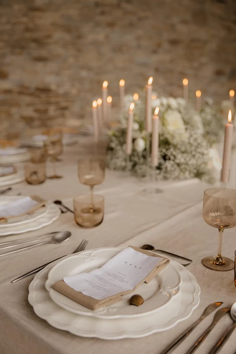Festlich gedeckte Hochzeitstafel mit Kerzen und floraler Dekoration
