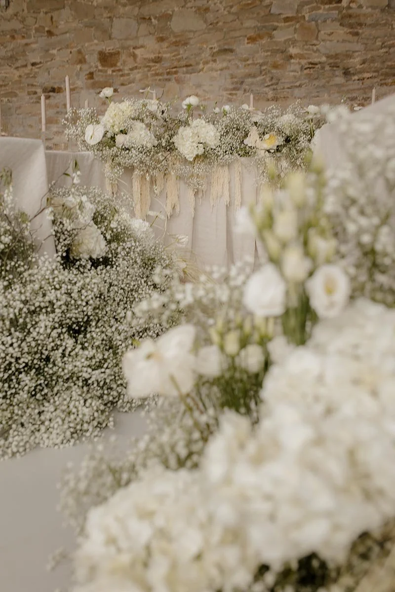 Detailaufnahme einer eleganten Hochzeitsdekoration mit weißen Blumen und Schleierkraut – stilvolle Tischdekoration und liebevolle Hochzeitsdetails einer Hochzeit in Lüneburg