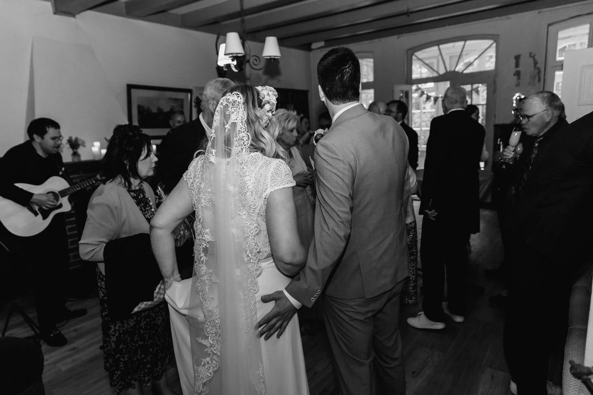 Brautpaar begrüßt Gäste beim Hochzeitsempfang in Lüneburg