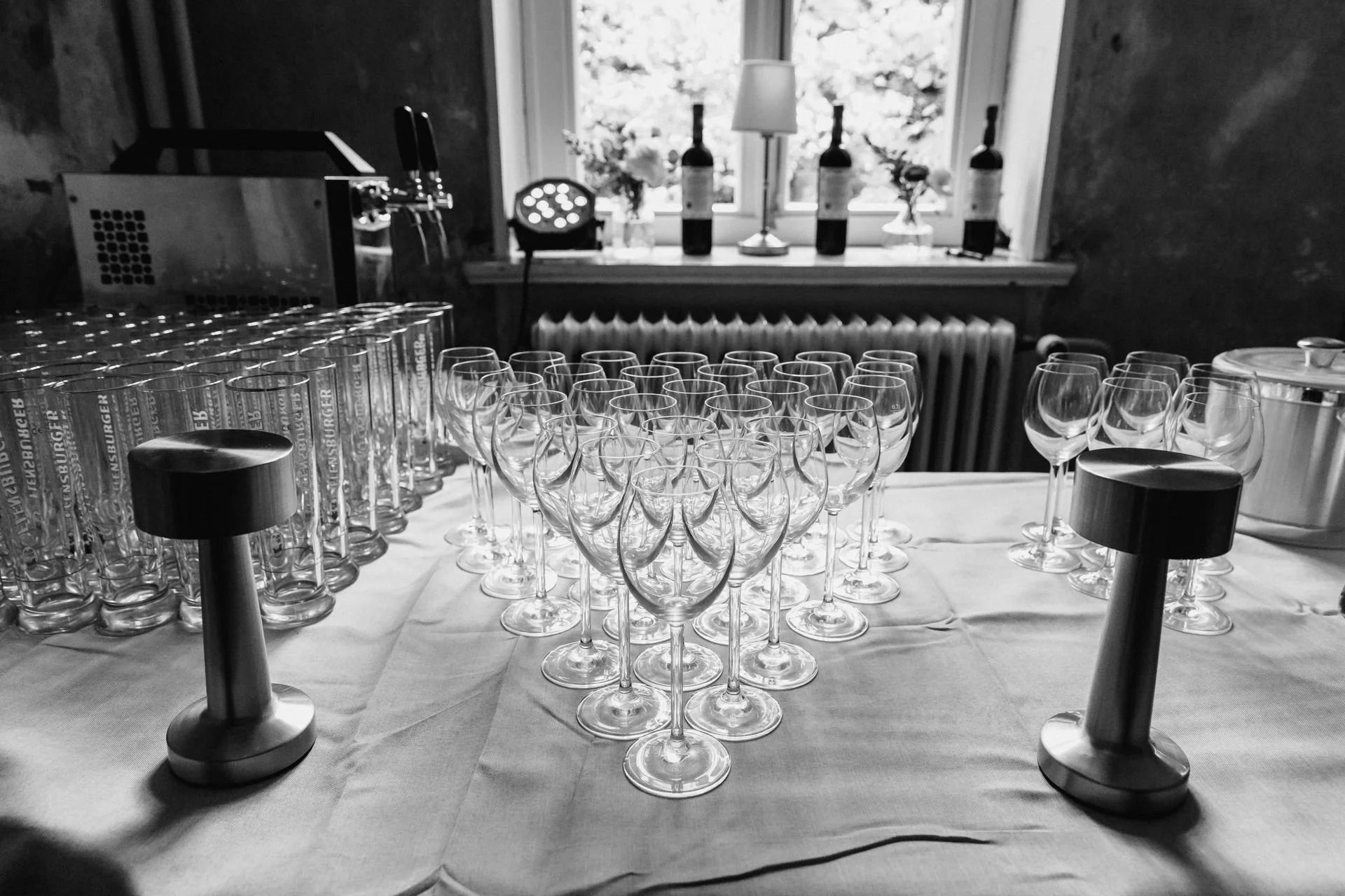 Stilvolle Anordnung von Sektgläsern beim Hochzeitsempfang in Lüneburg
