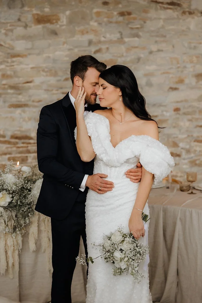 Elegantes Brautpaar beim Hochzeitsshooting – romantische Hochzeitsfotografie in Lüneburg mit modernem Brautkleid und natürlicher Nähe