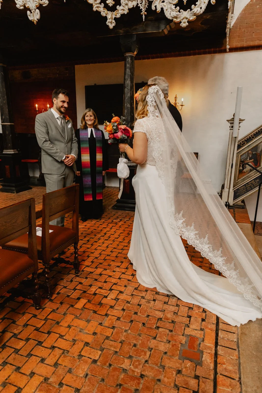 Braut schreitet in der Kirche zum Altar bei einer Hochzeit in Lüneburg
