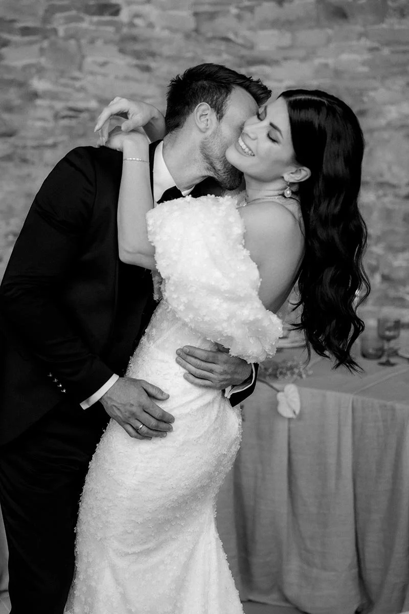 Inniger Moment zwischen Braut und Bräutigam mit liebevoller Umarmung – emotionale Hochzeitsfotografie in Schwarz-Weiß als authentische Hochzeitsreportage in Lüneburg
