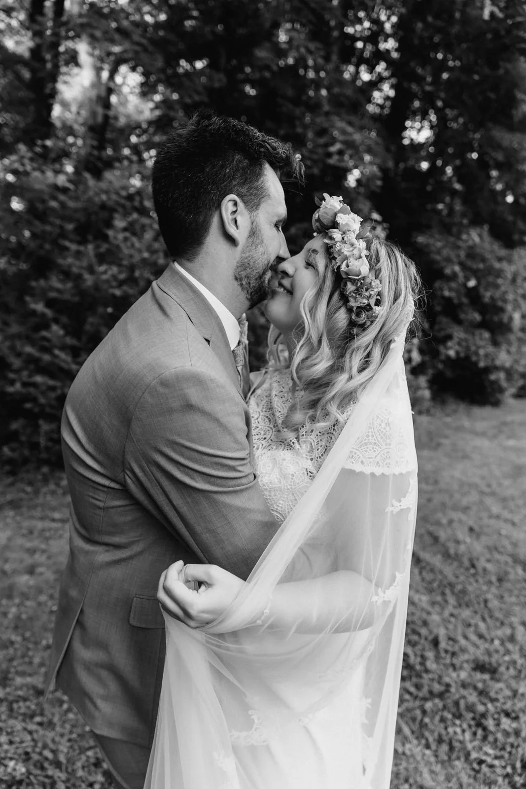 Brautpaar küsst sich in romantischer Schwarz-Weiß-Aufnahme bei Hochzeit in Lüneburg