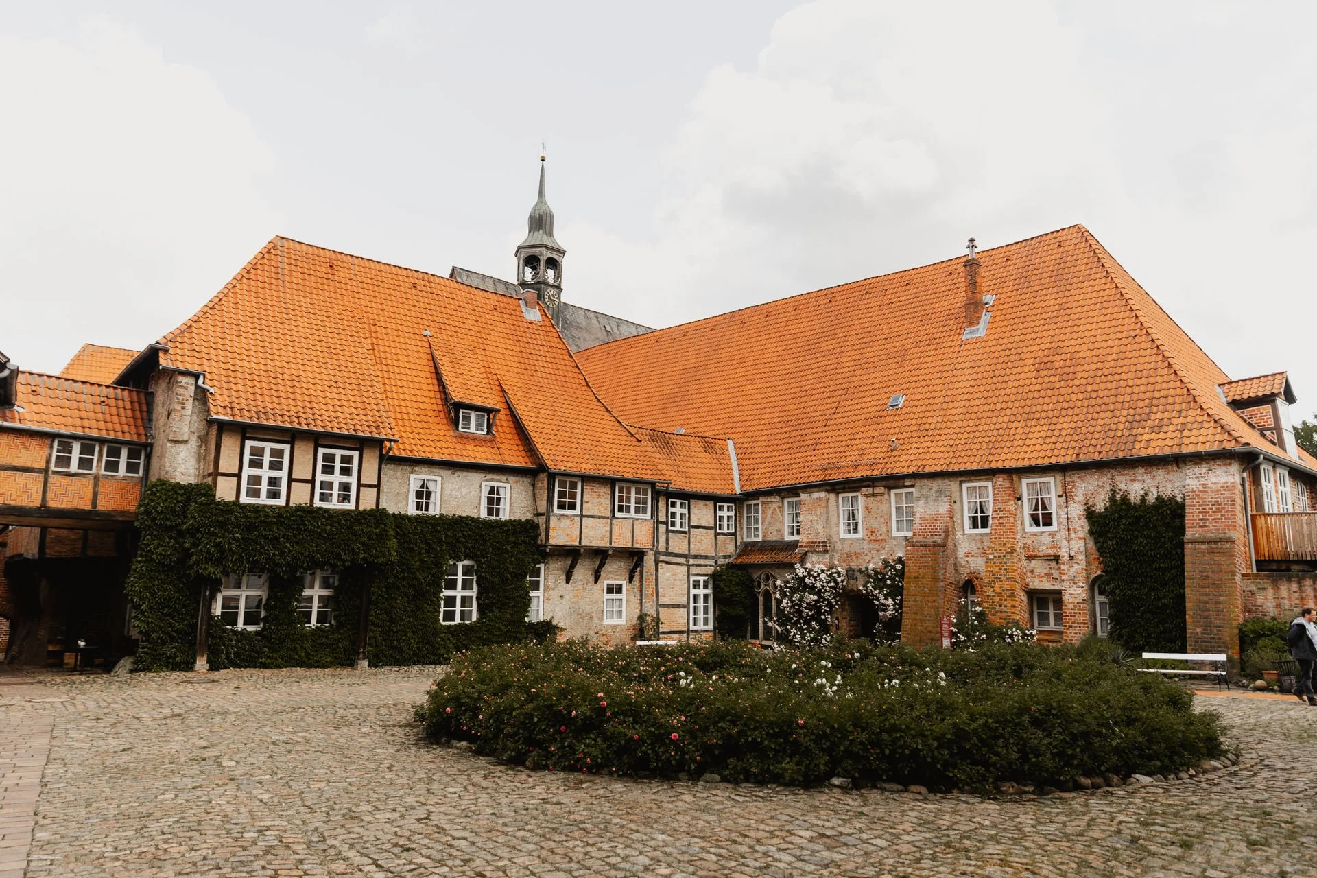 Historisches Gebäude mit Innenhof und rotem Ziegeldach als Hochzeitslocation in Lüneburg