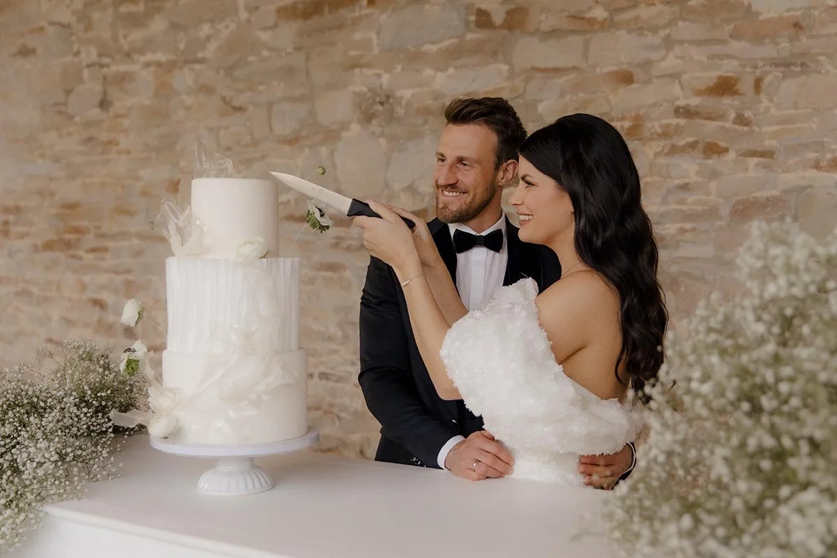 Brautpaar beim Anschneiden der Hochzeitstorte – natürliche Hochzeitsfotografie in Lüneburg mit emotionalen und ungestellten Momenten.