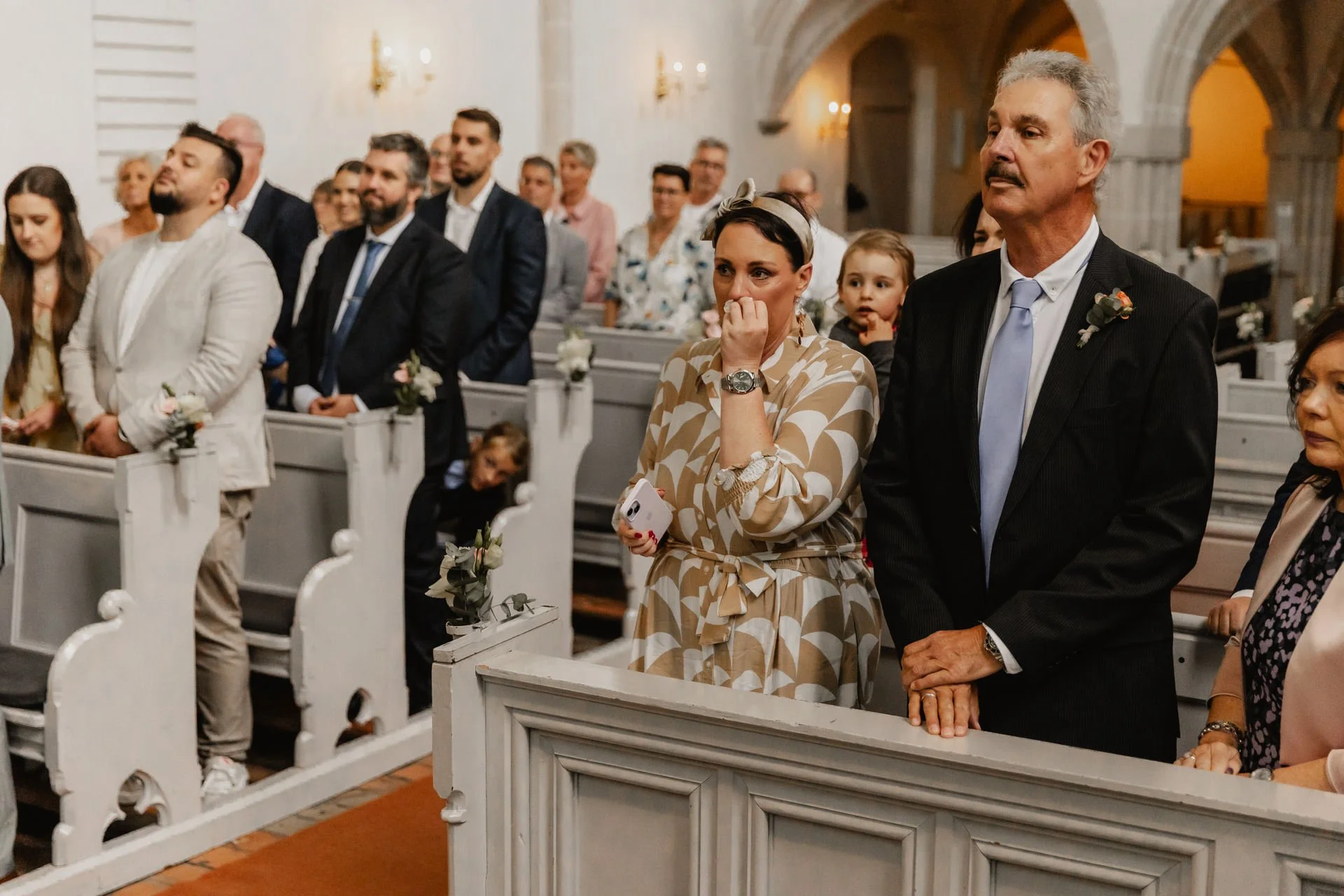 Hochzeitsgäste verfolgen die Trauung in einer Kirche in Lüneburg aufmerksam