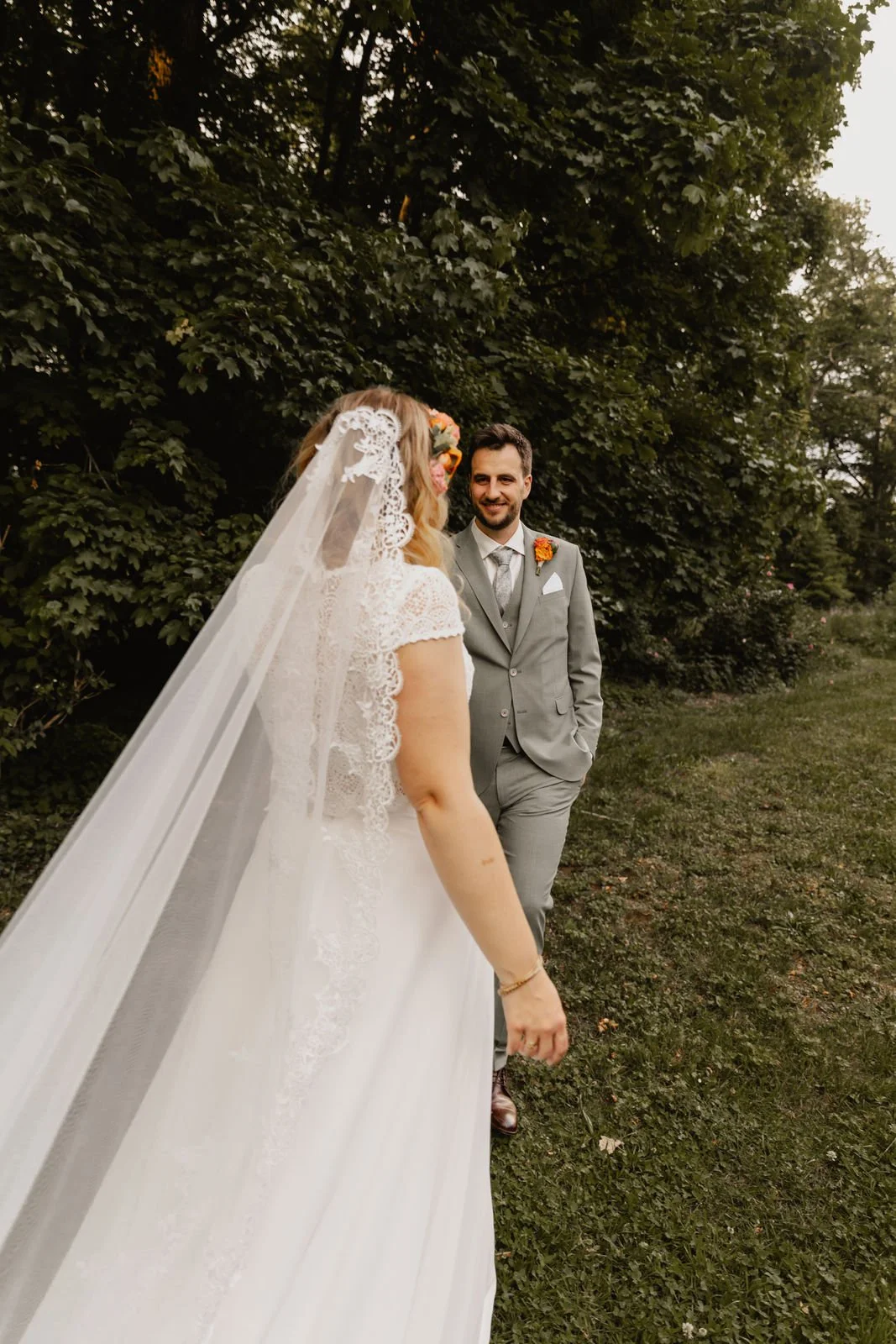 Braut und Bräutigam blicken sich emotional beim First Look Moment im Grünen bei ihrer Hochzeit in Lüneburg an