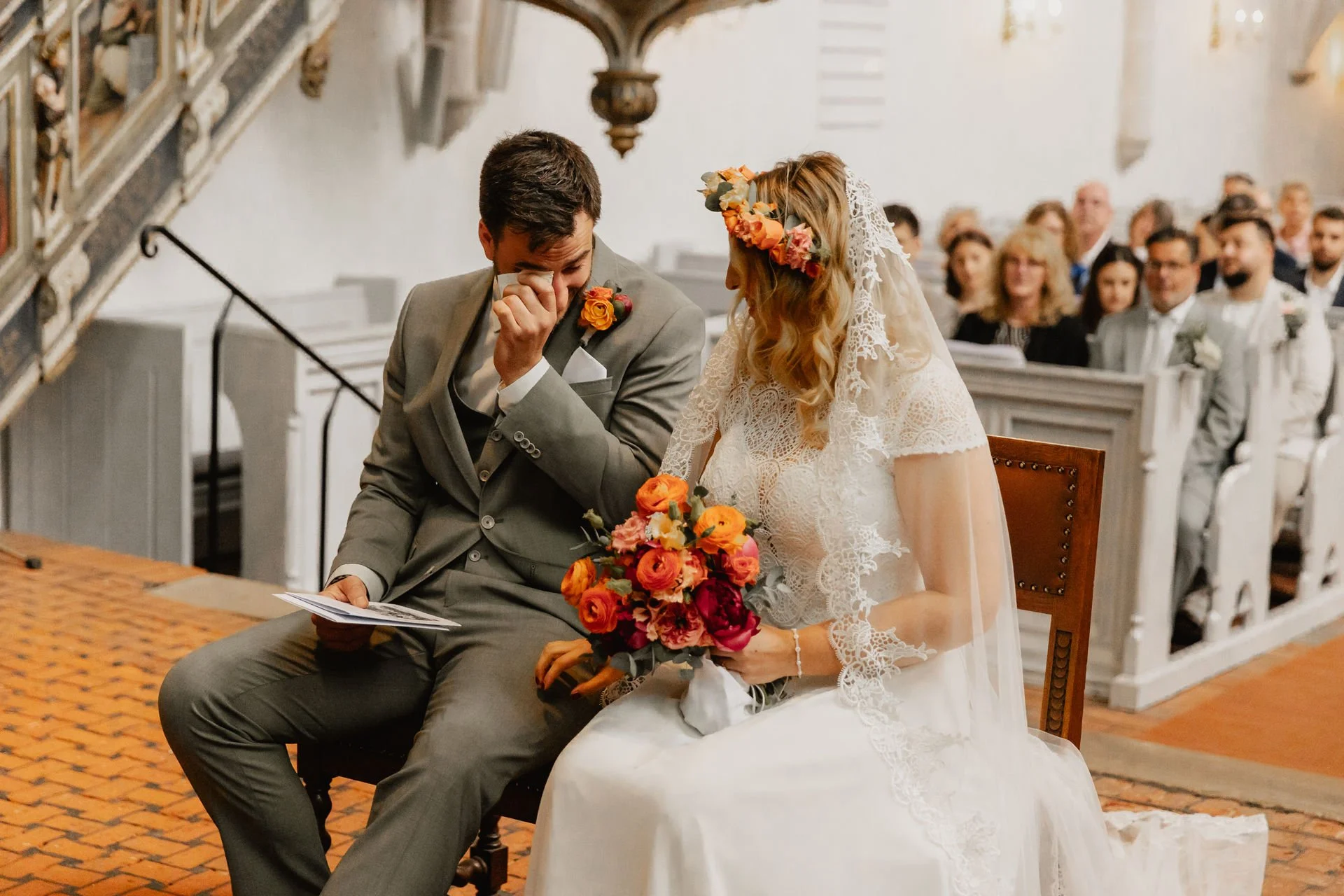 Emotionaler Moment während der Hochzeitsrede in der Kirche in Lüneburg